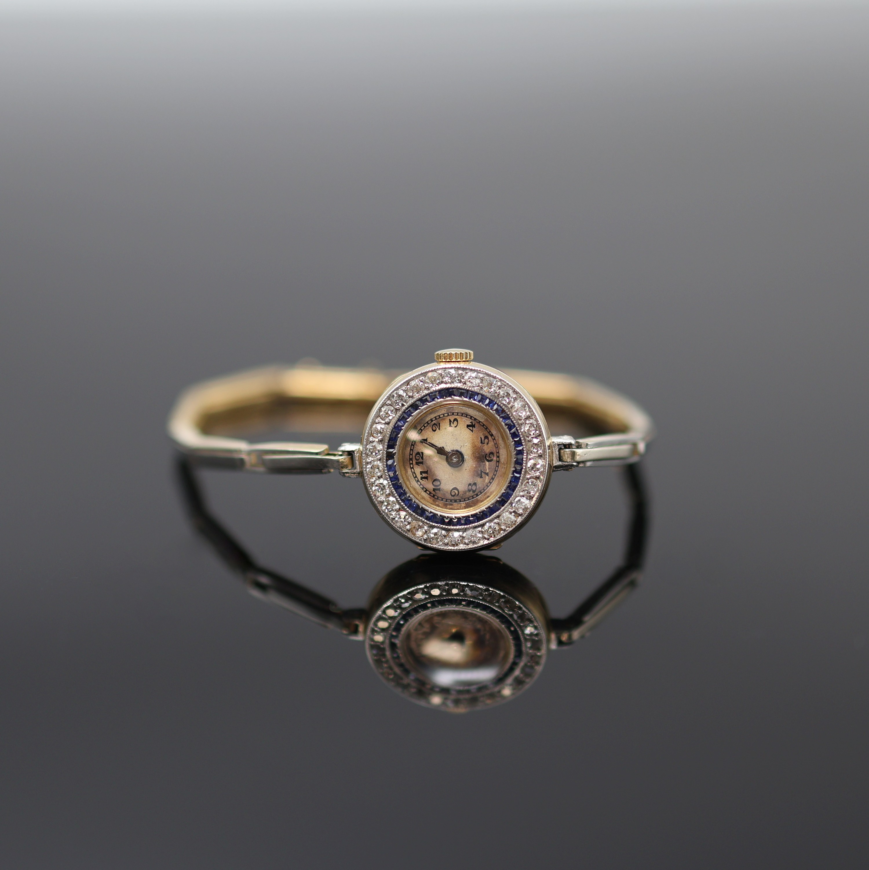 Image 27118000 - Frühe mit Diamanten besetzte Armbanduhr in GG 750/000, Schweiz um 1920, Handaufzug, z. ...