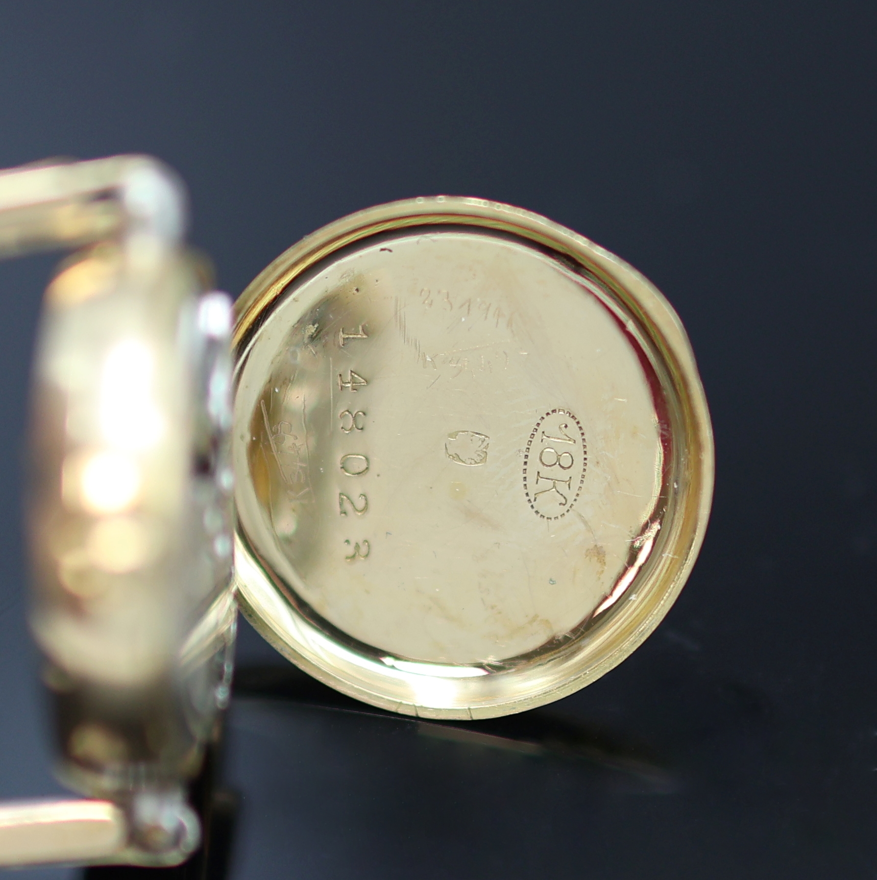 Detail f: Frühe mit Diamanten besetzte Armbanduhr in GG 750/000, Schweiz um 1920, Handaufzug, z. T. rhod. gefedertes Goldband, Scharnierboden, Lünette m. ...