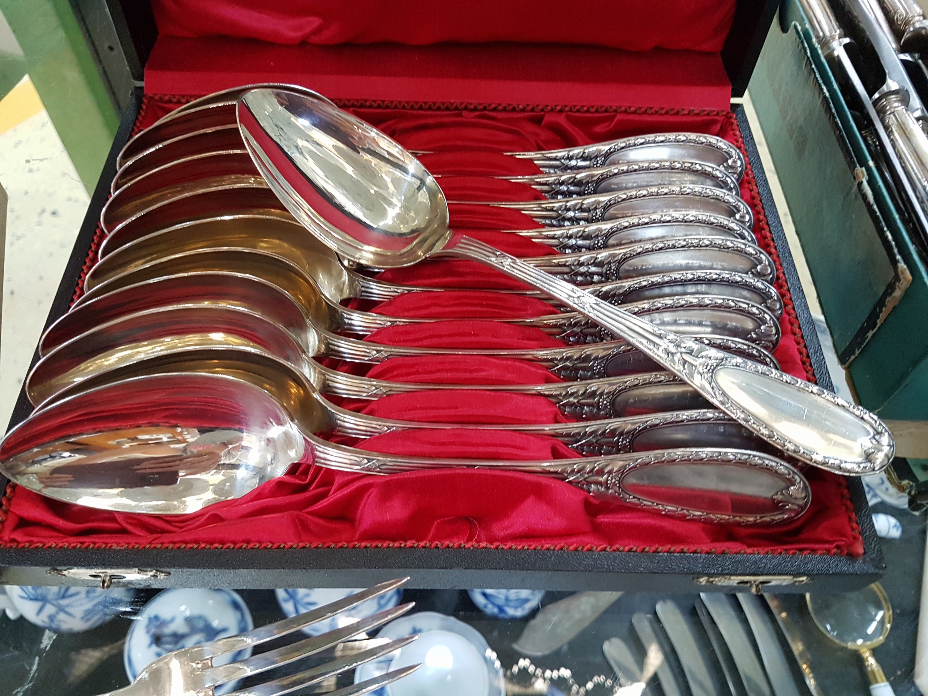 Detail d: Besteck für 12 Personen, deutsch, Bruckmann & Söhne, 800er Silber, Dekor von Akanthuskranz und gekreuzten Bändern, Gravurfläche frei, 12 Messer, ...