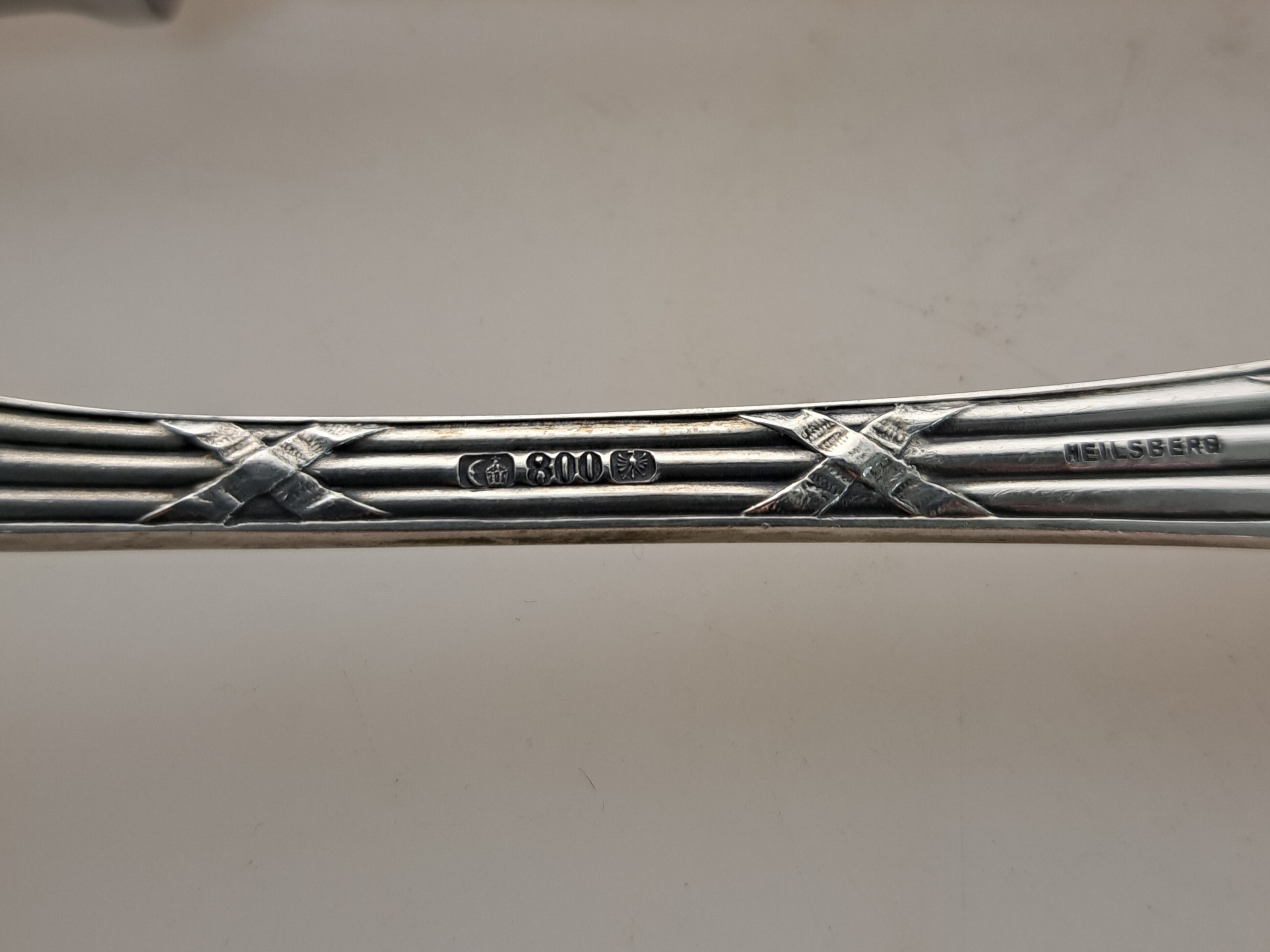 Detail i: Besteck für 12 Personen, deutsch, Bruckmann & Söhne, 800er Silber, Dekor von Akanthuskranz und gekreuzten Bändern, Gravurfläche frei, 12 Messer, ...