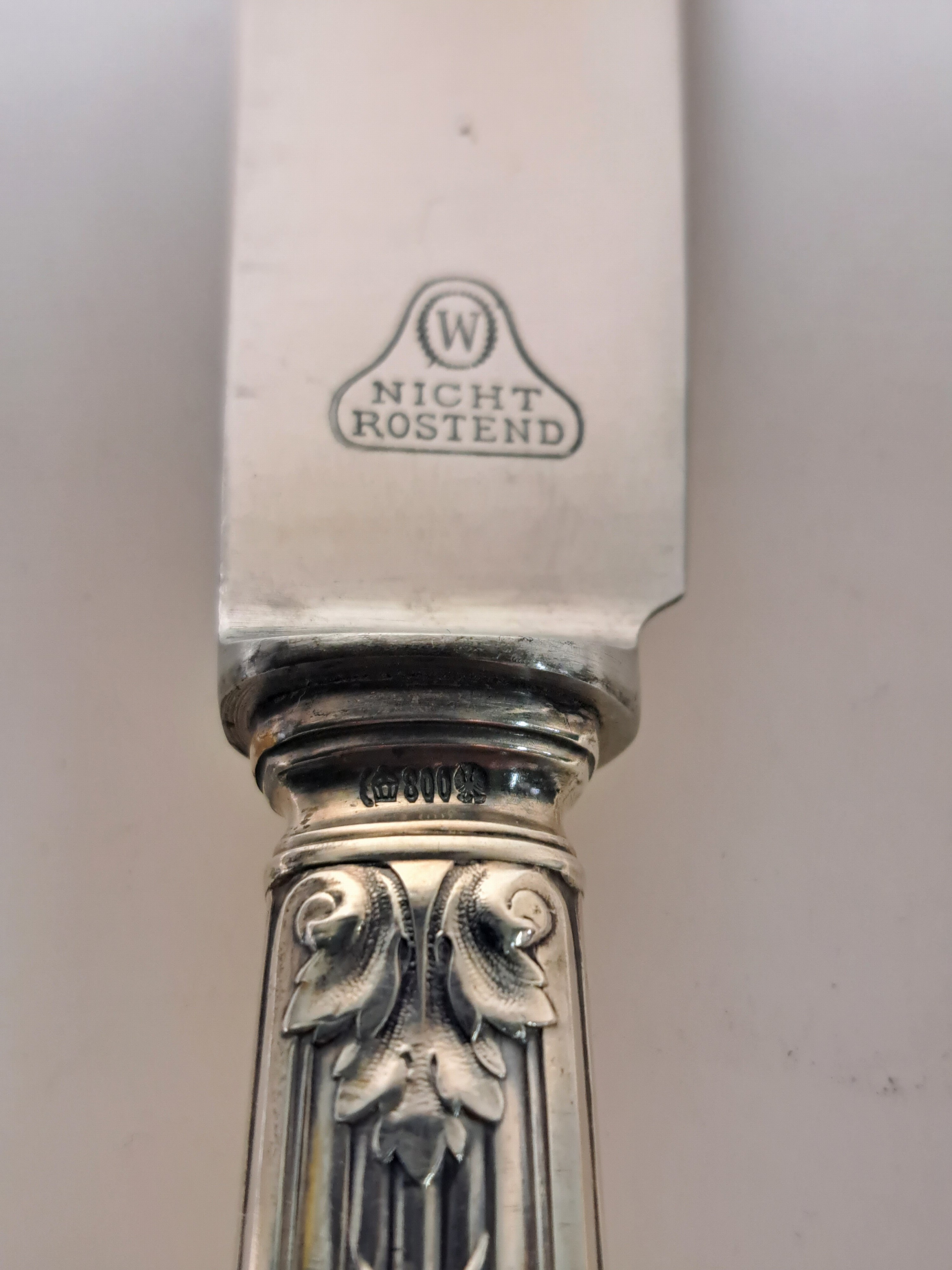 Detail j: Besteck für 12 Personen, deutsch, Bruckmann & Söhne, 800er Silber, Dekor von Akanthuskranz und gekreuzten Bändern, Gravurfläche frei, 12 Messer, ...