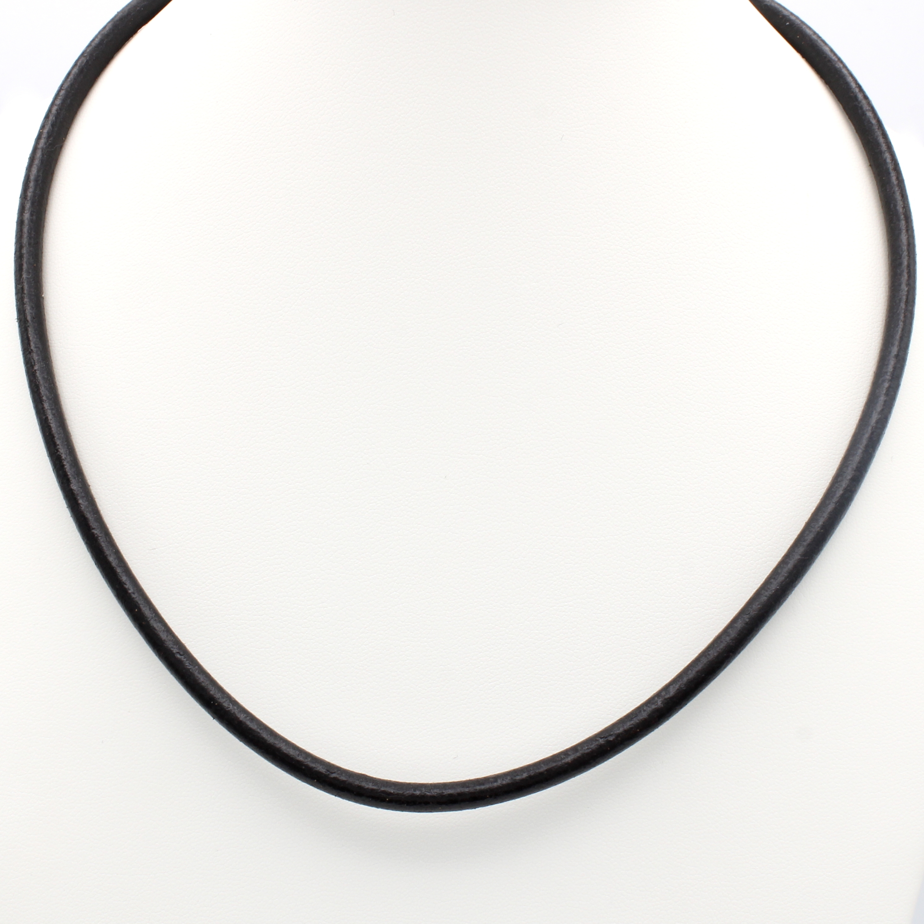 Image 27118012 - Halsreif ´Bvlgari´, Karabinerschl. Stahl, schwarzes Leder, L. ca. 50 cm, orig. Etui u. ...