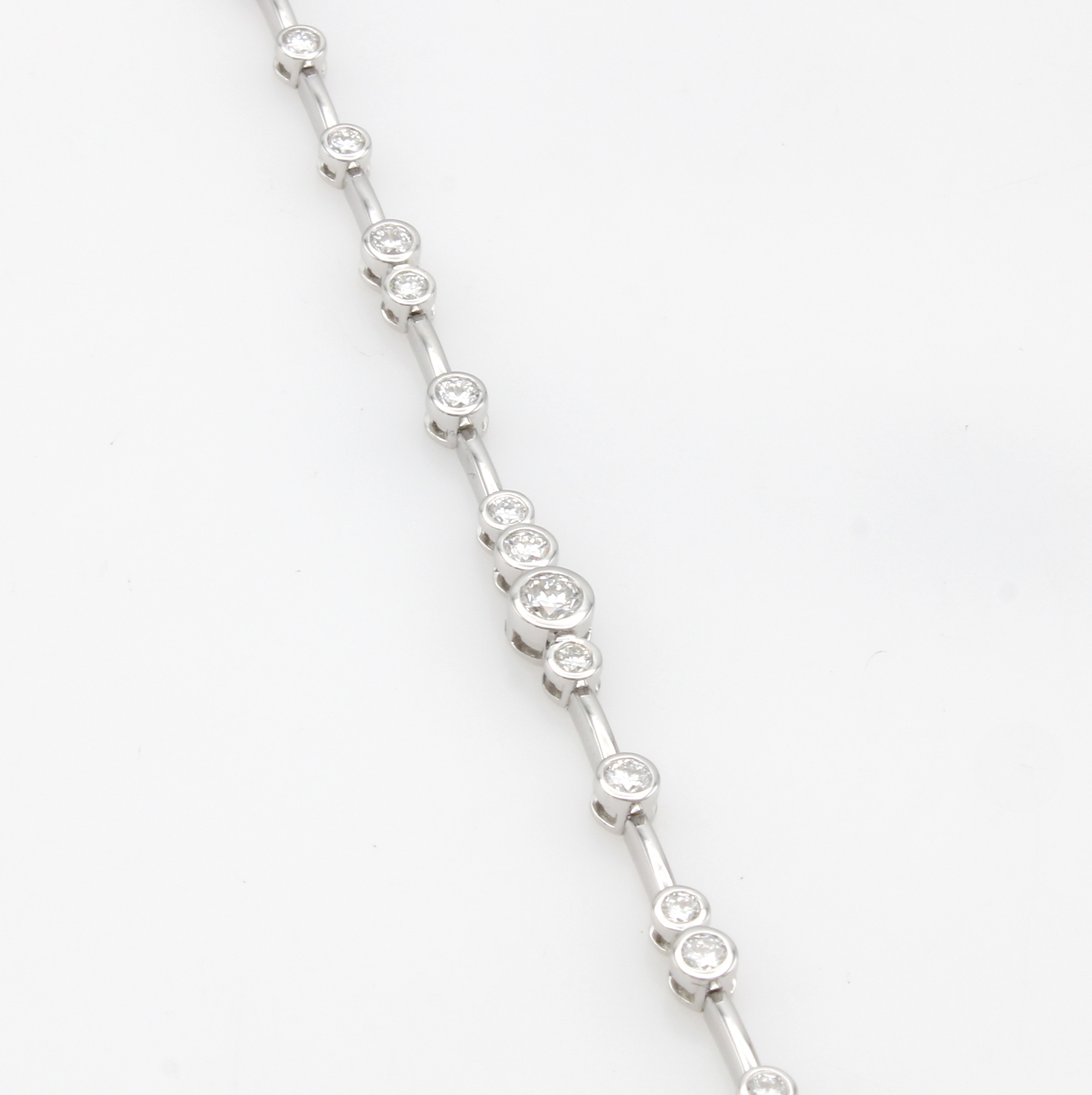 Image 27118074 - Armband mit Brillanten, WG 750/000, 25 Brill. in versch. Größen zus. ca. 1.63 ct ...
