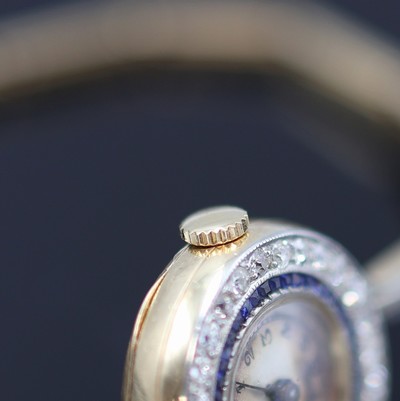 27118000b - Frühe mit Diamanten besetzte Armbanduhr in GG 750/000, Schweiz um 1920, Handaufzug, z. ...