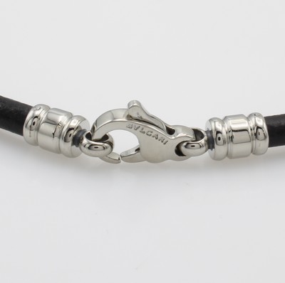 27118010a - Halsreif ´Bvlgari´, Karabinerschl. Stahl, schwarzes Leder, L. ca. 39 cm, orig. Etui u. ...