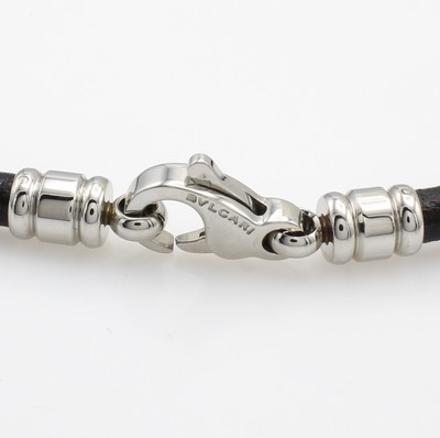 27118012a - Halsreif ´Bvlgari´, Karabinerschl. Stahl, schwarzes Leder, L. ca. 50 cm, orig. Etui u. ...