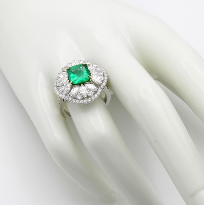 27118042b - Ring mit Smaragd, Diamanten und Brillanten, WG 750/000, achteck., brasilianischer ...