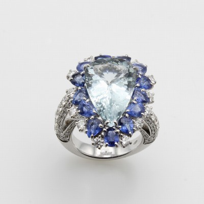 27118044a - Ring mit Farbsteinen und Brillanten, WG 750/000, Ringschiene versetzt gearb., Aquamarin- ...