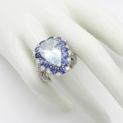 27118044b - Ring mit Farbsteinen und Brillanten, WG 750/000, Ringschiene versetzt gearb., Aquamarin- ...