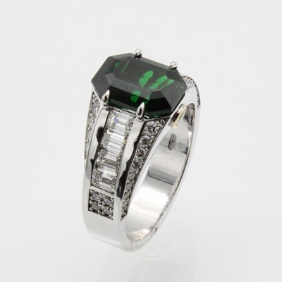 27118062a - Ring mit Tsavorit, Diamanten und Brillanten, WG 750/000, achteck. Tsavorit v. sehr ...