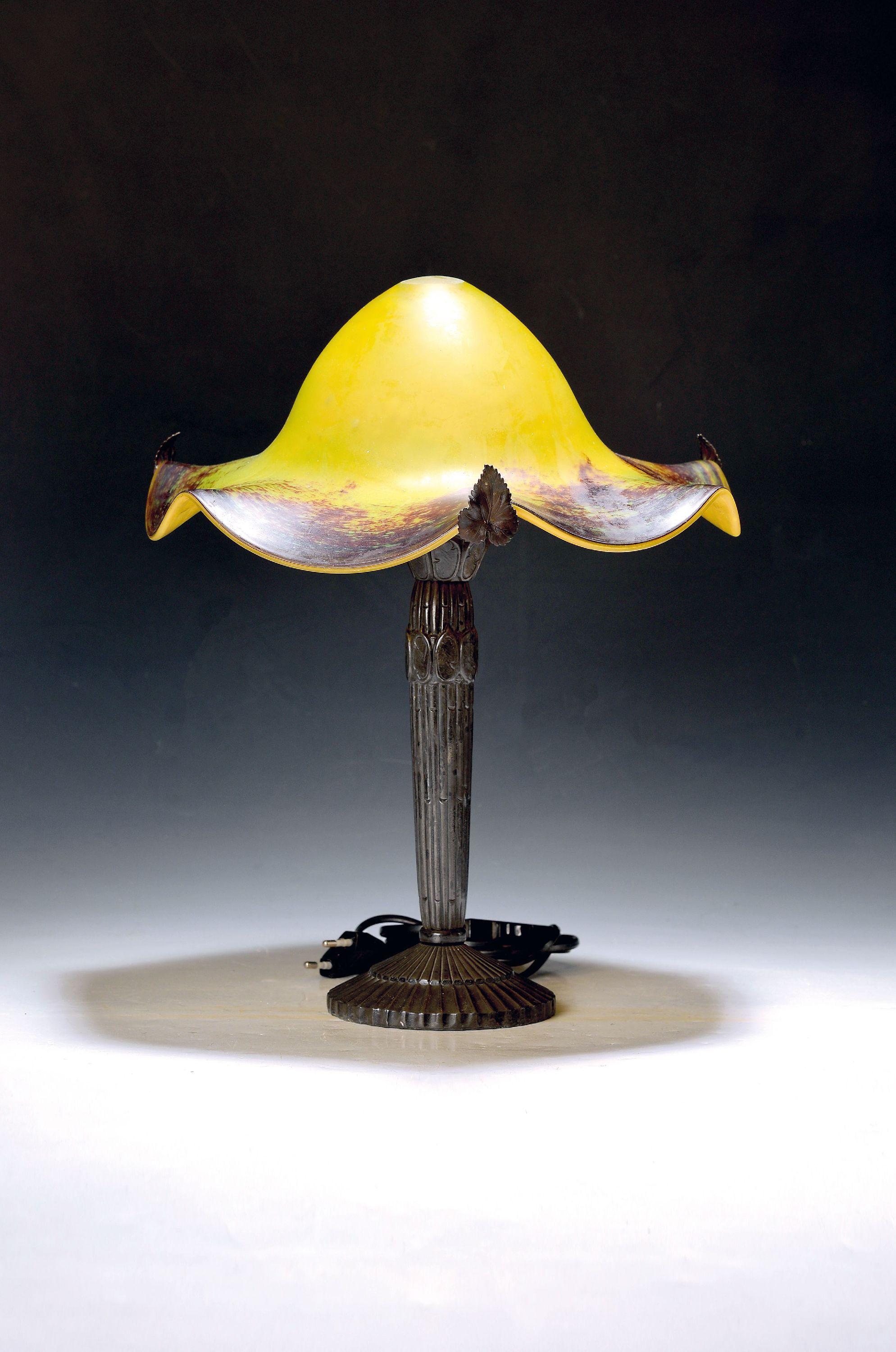 Image 27118265 - Tischlampe, Le Verre France, Frankreich, 1930/40er-Jahre, Fuß aus Blei, gewellter ...