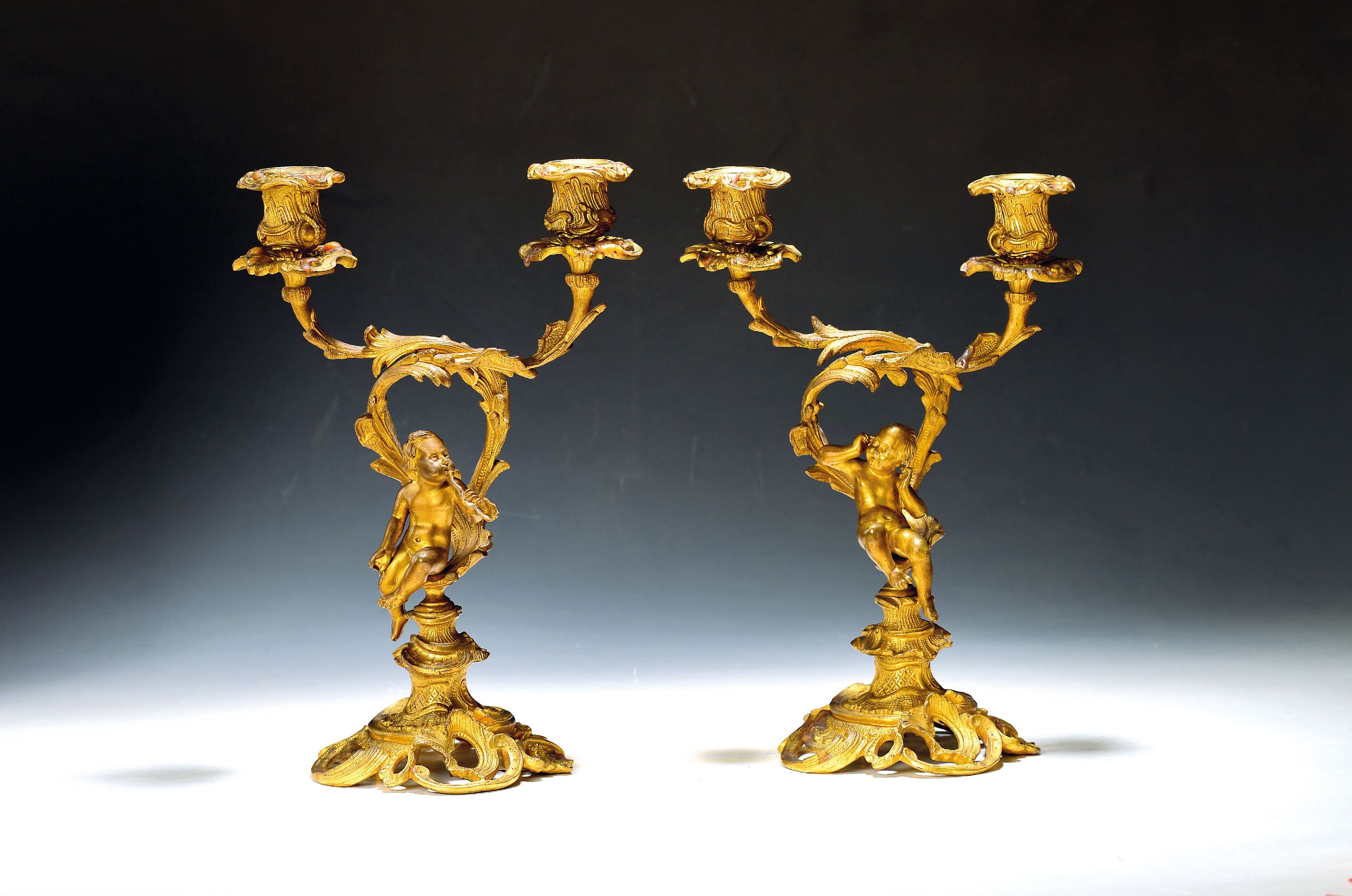 Image 27118272 - Paar Puttenleuchter, um 1860, Bronze, feuervergoldet, im Stil des Rokoko, Leuchterarme ...