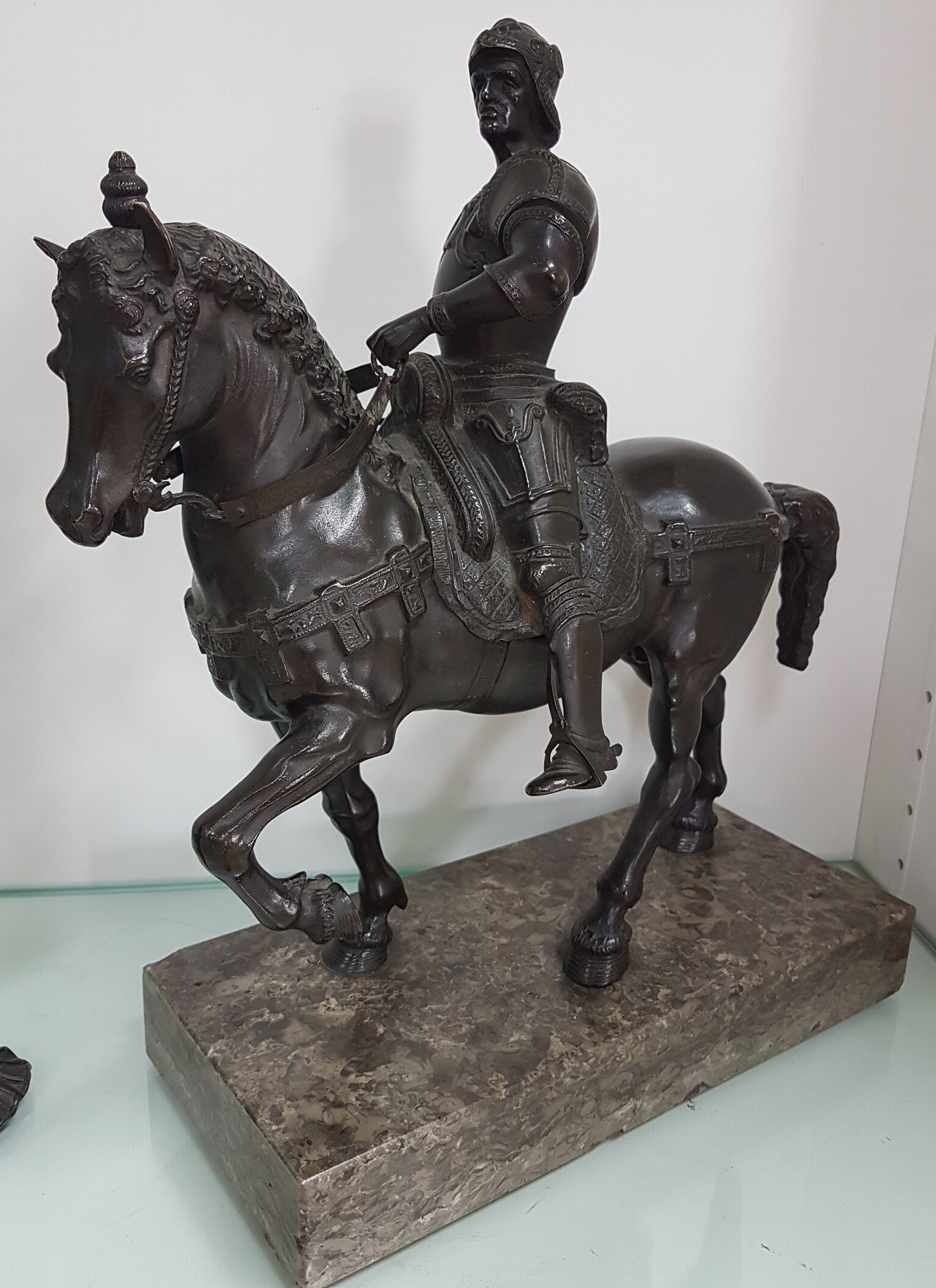 Detail a: Reiterstandbild des Bartolomeo Colleoni, nach Andrea del Verrocchio, um 1900, Bronze patiniert, auf Marmorsockel, H. 37,5 cm