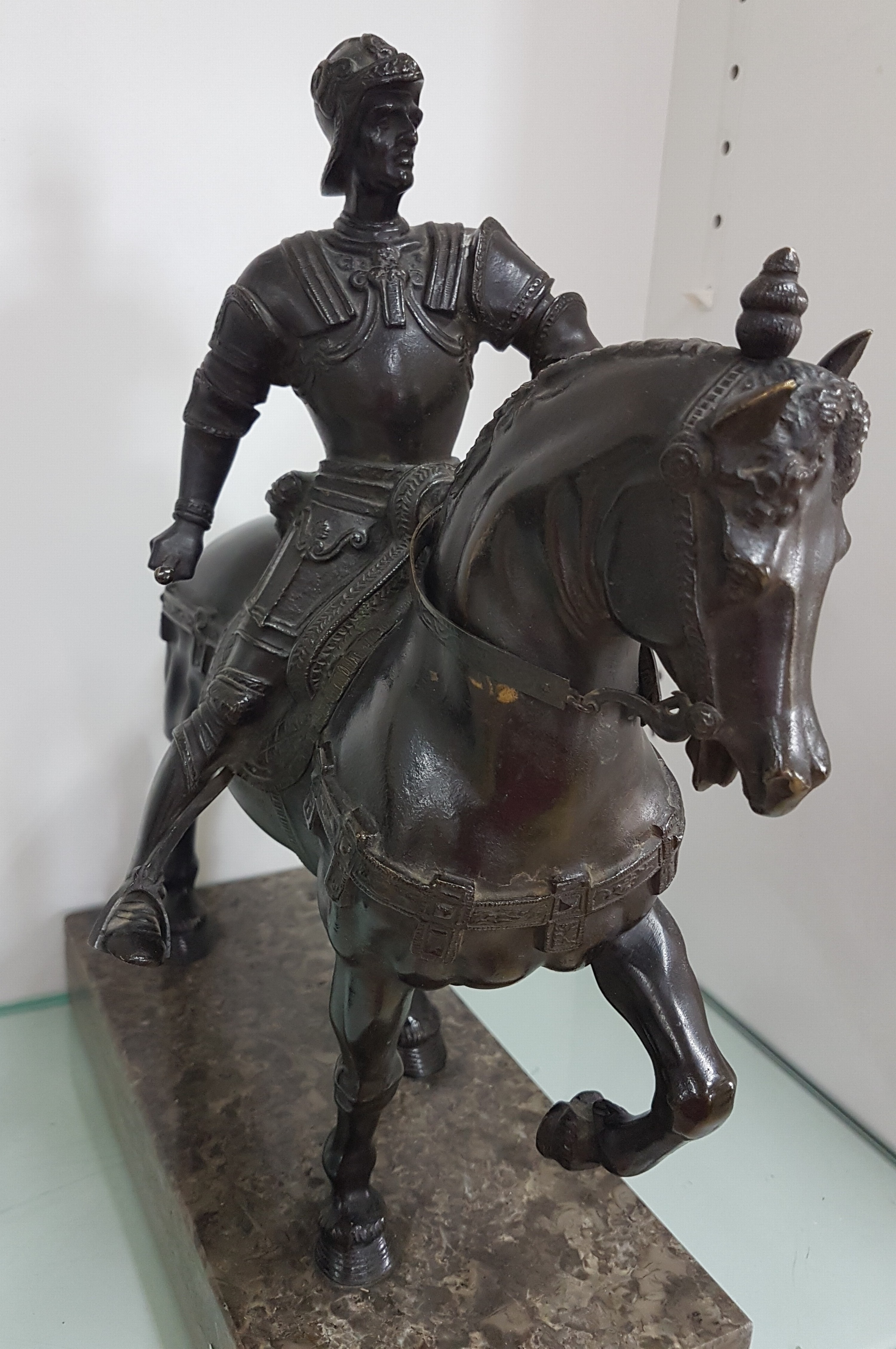 Detail e: Reiterstandbild des Bartolomeo Colleoni, nach Andrea del Verrocchio, um 1900, Bronze patiniert, auf Marmorsockel, H. 37,5 cm