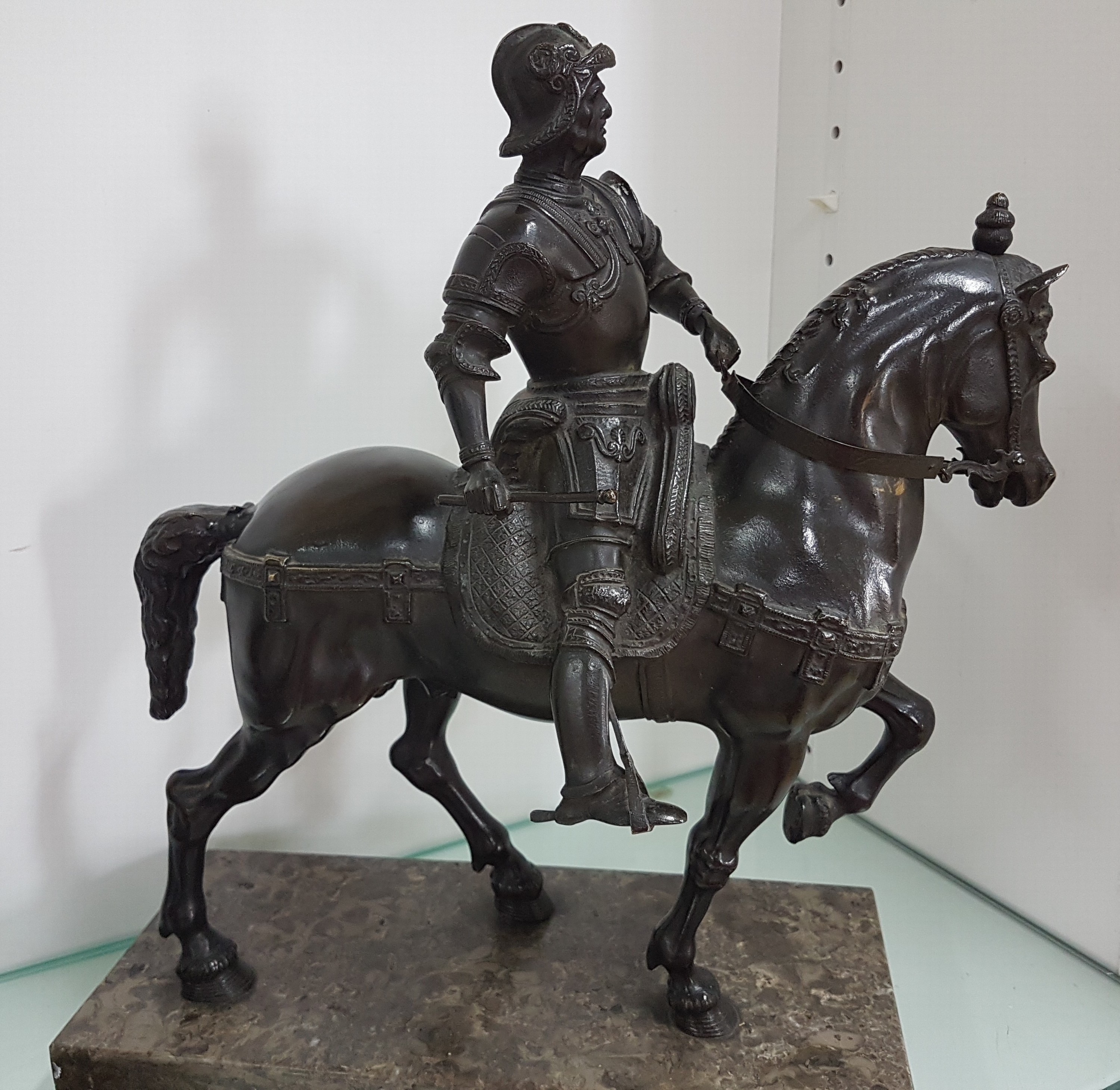 Detail f: Reiterstandbild des Bartolomeo Colleoni, nach Andrea del Verrocchio, um 1900, Bronze patiniert, auf Marmorsockel, H. 37,5 cm