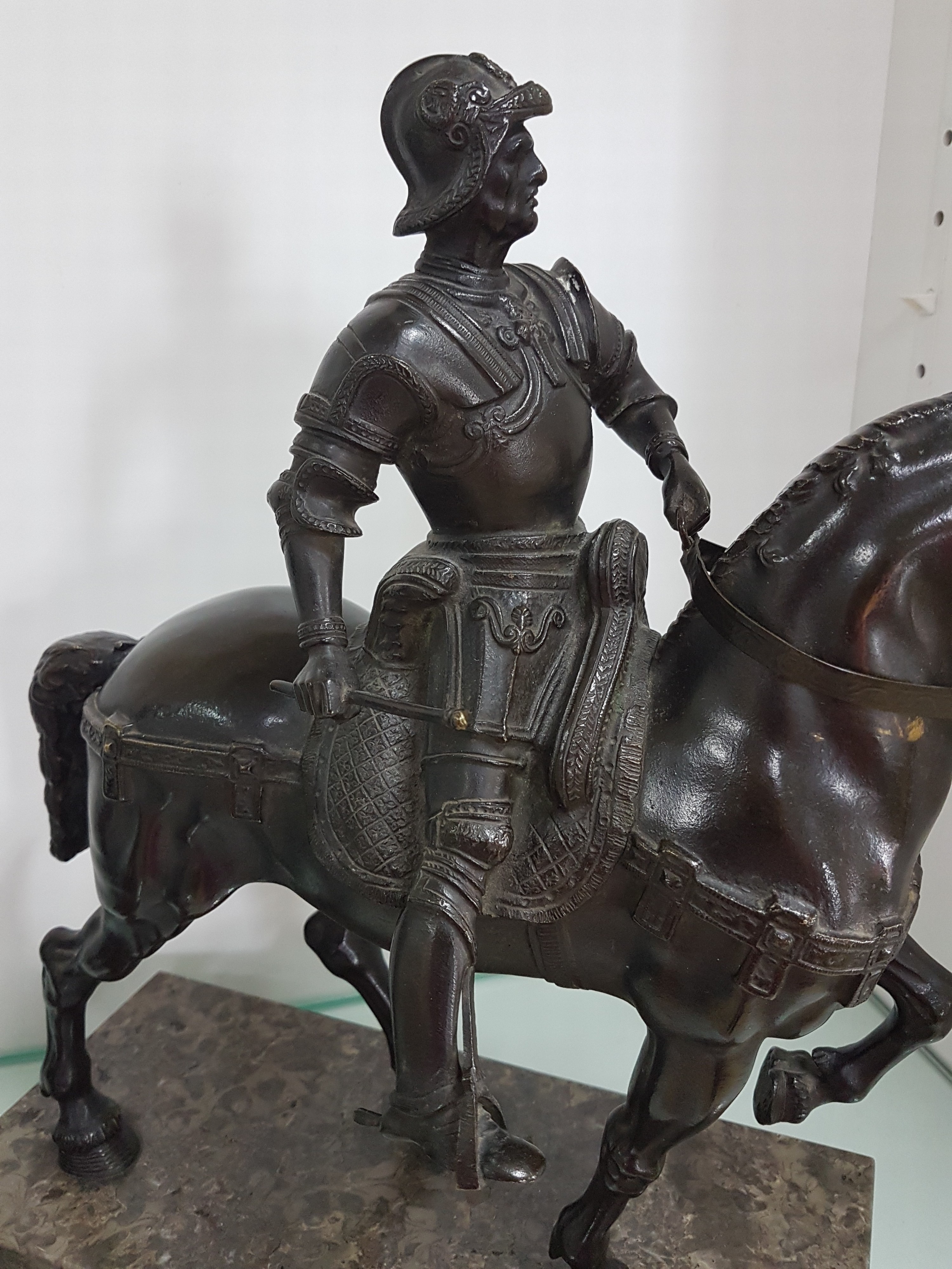 Detail g: Reiterstandbild des Bartolomeo Colleoni, nach Andrea del Verrocchio, um 1900, Bronze patiniert, auf Marmorsockel, H. 37,5 cm