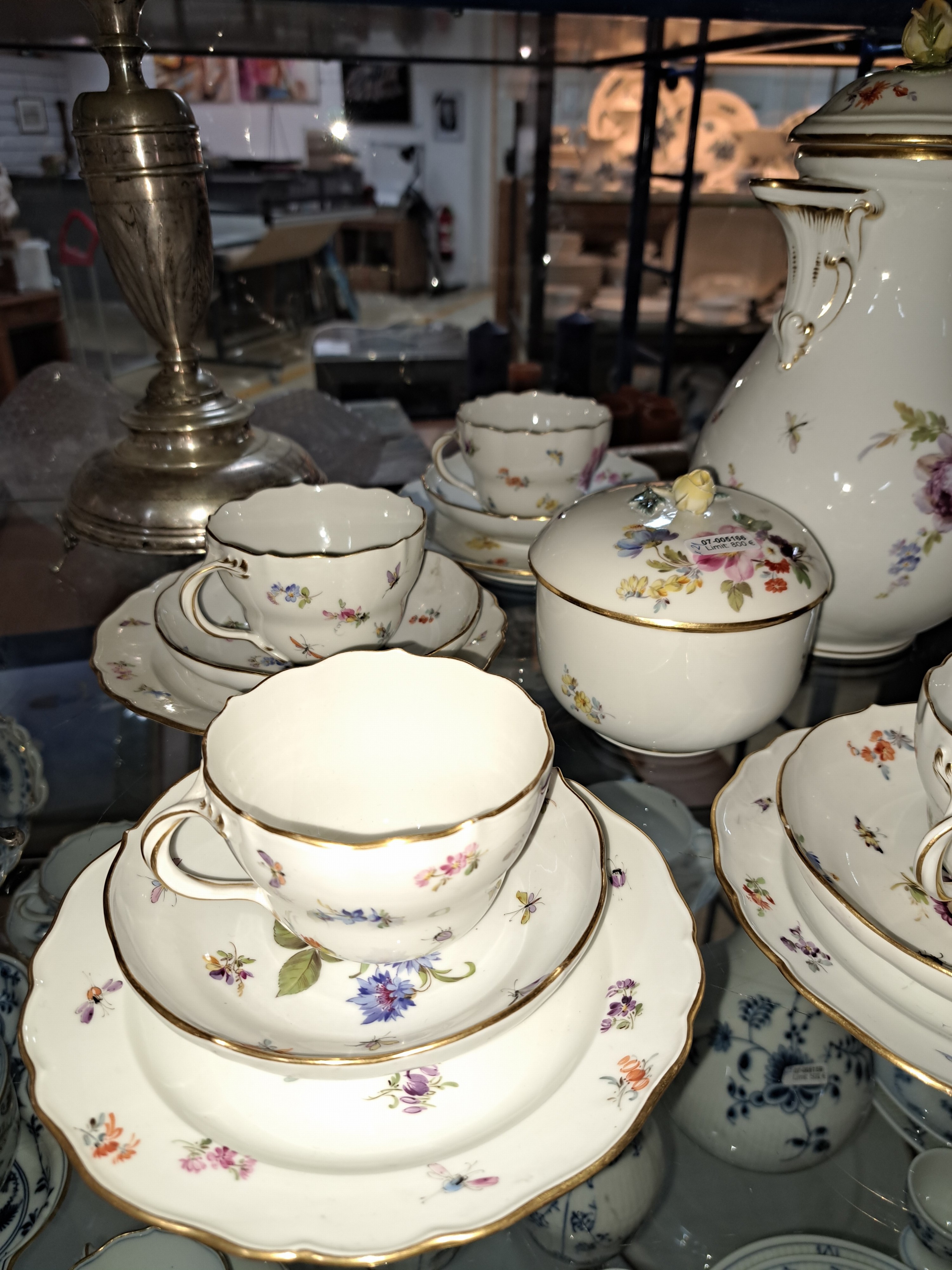 Detail a: Kaffeeservice Alte Blume mit Insektenmalerei, Meissen, Knaufzeit bzw. um 1890, 1.Wahl, komplett für 6 Personen: grosse Kaffeekanne H .ca. 26 cm, ...
