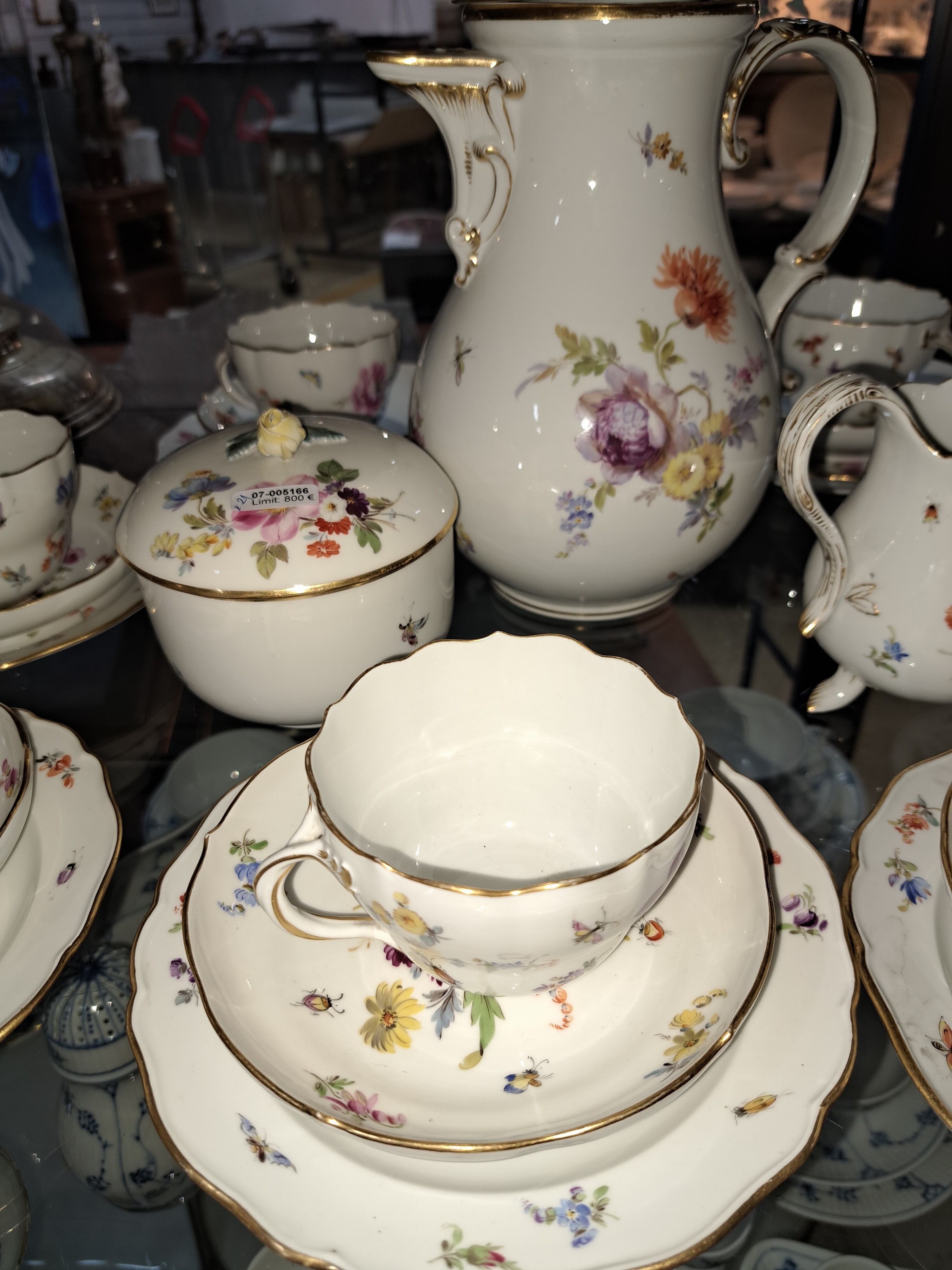 Detail b: Kaffeeservice Alte Blume mit Insektenmalerei, Meissen, Knaufzeit bzw. um 1890, 1.Wahl, komplett für 6 Personen: grosse Kaffeekanne H .ca. 26 cm, ...