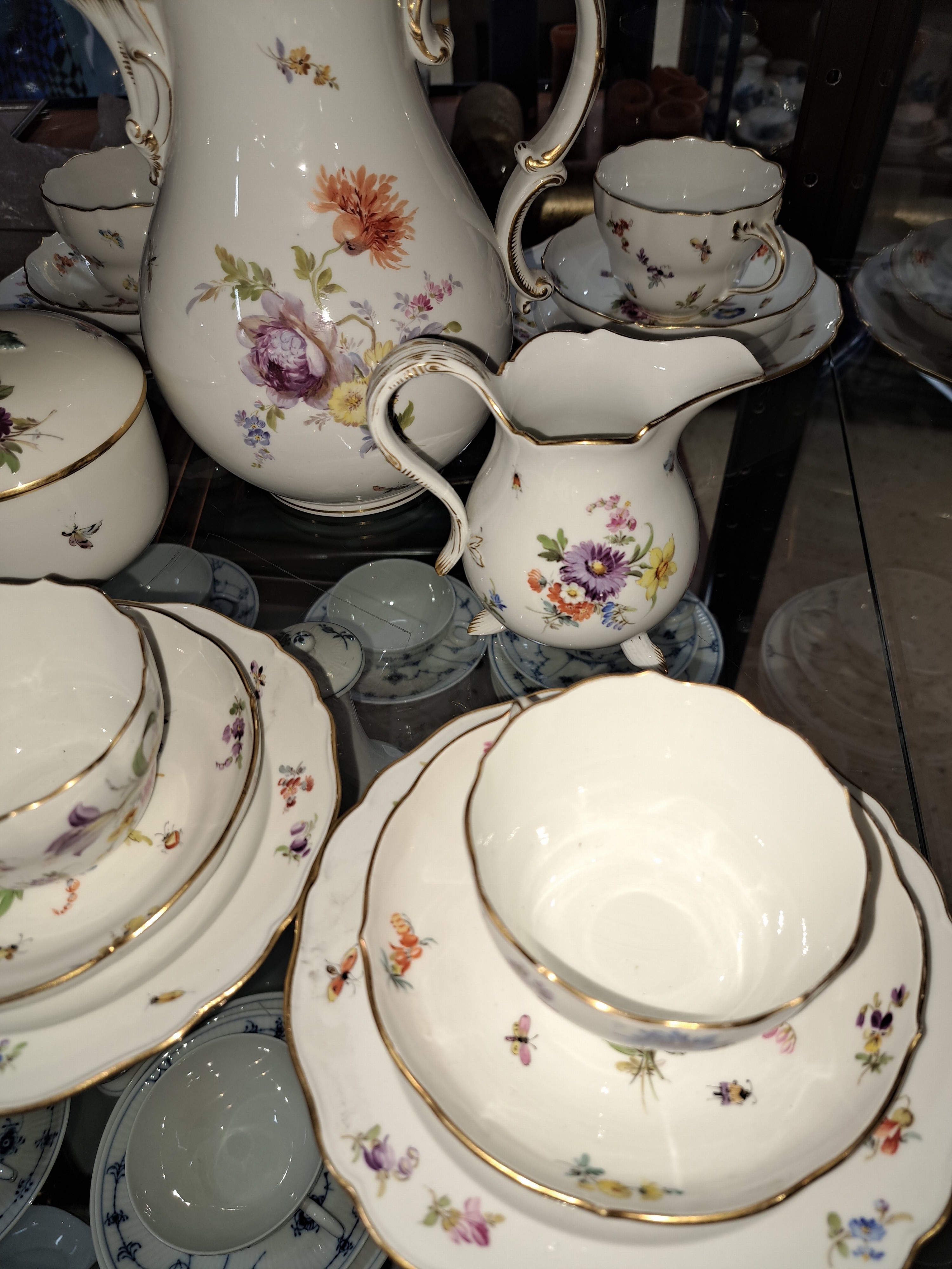 Detail c: Kaffeeservice Alte Blume mit Insektenmalerei, Meissen, Knaufzeit bzw. um 1890, 1.Wahl, komplett für 6 Personen: grosse Kaffeekanne H .ca. 26 cm, ...