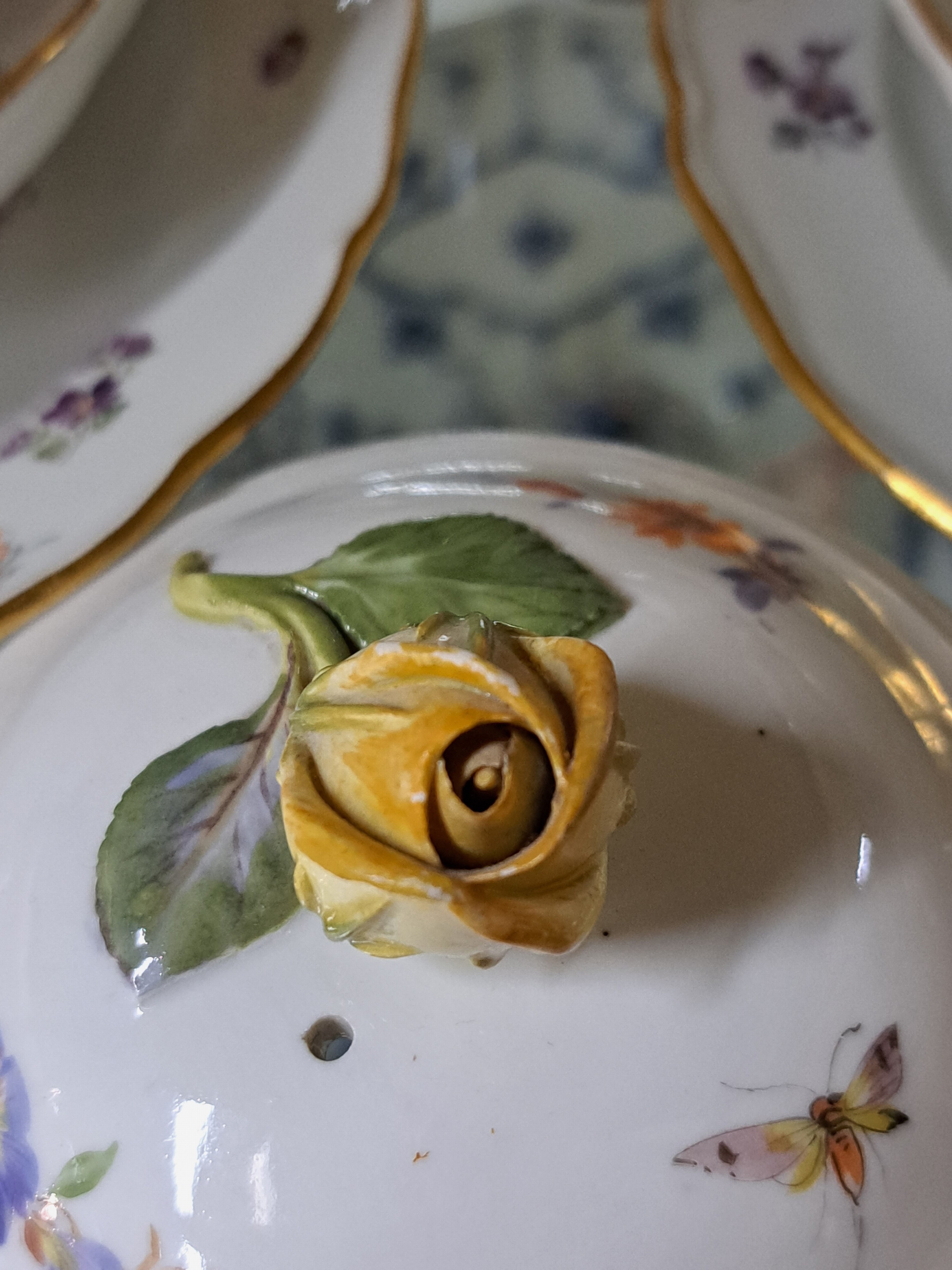 Detail e: Kaffeeservice Alte Blume mit Insektenmalerei, Meissen, Knaufzeit bzw. um 1890, 1.Wahl, komplett für 6 Personen: grosse Kaffeekanne H .ca. 26 cm, ...