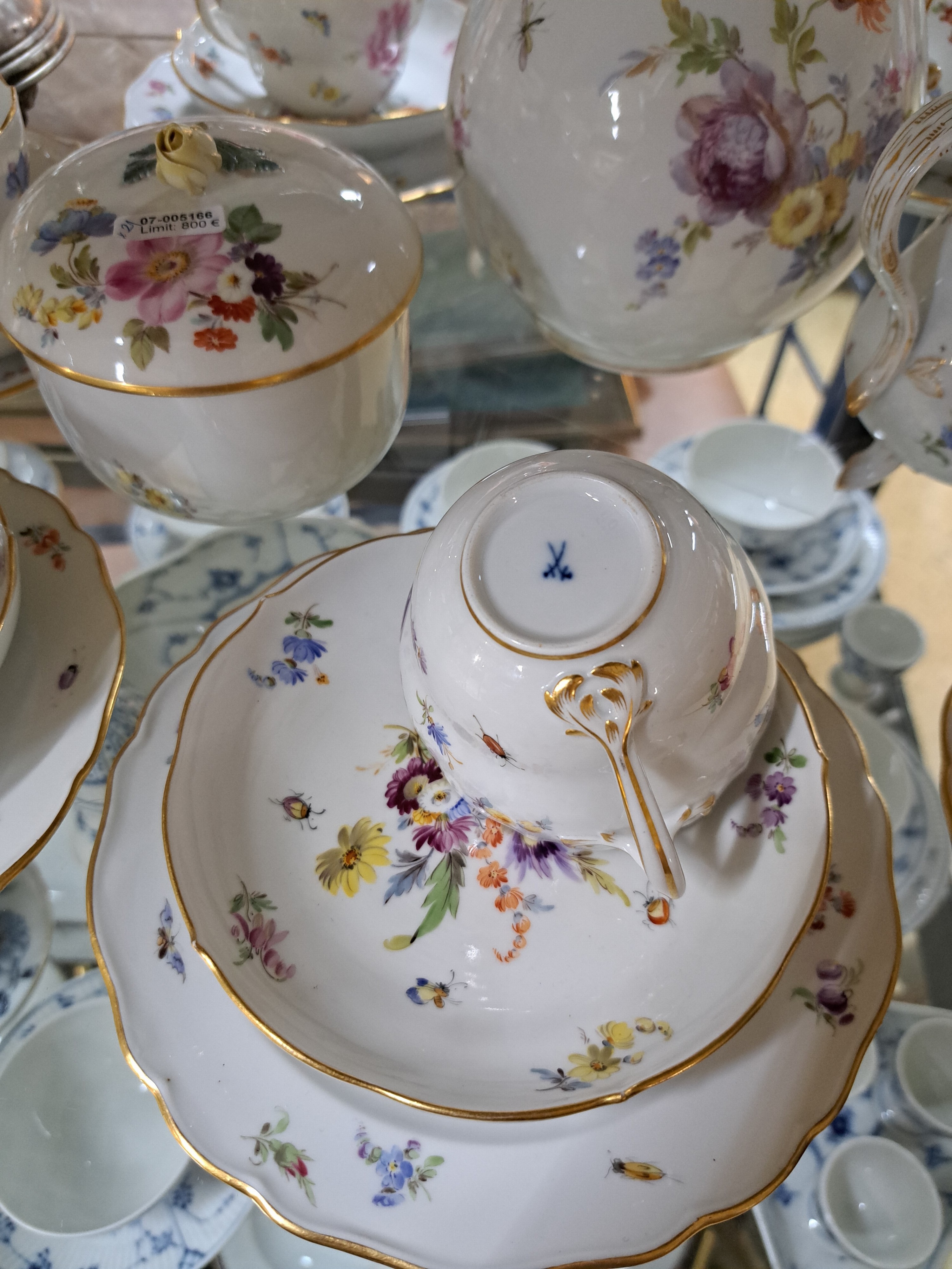 Detail g: Kaffeeservice Alte Blume mit Insektenmalerei, Meissen, Knaufzeit bzw. um 1890, 1.Wahl, komplett für 6 Personen: grosse Kaffeekanne H .ca. 26 cm, ...