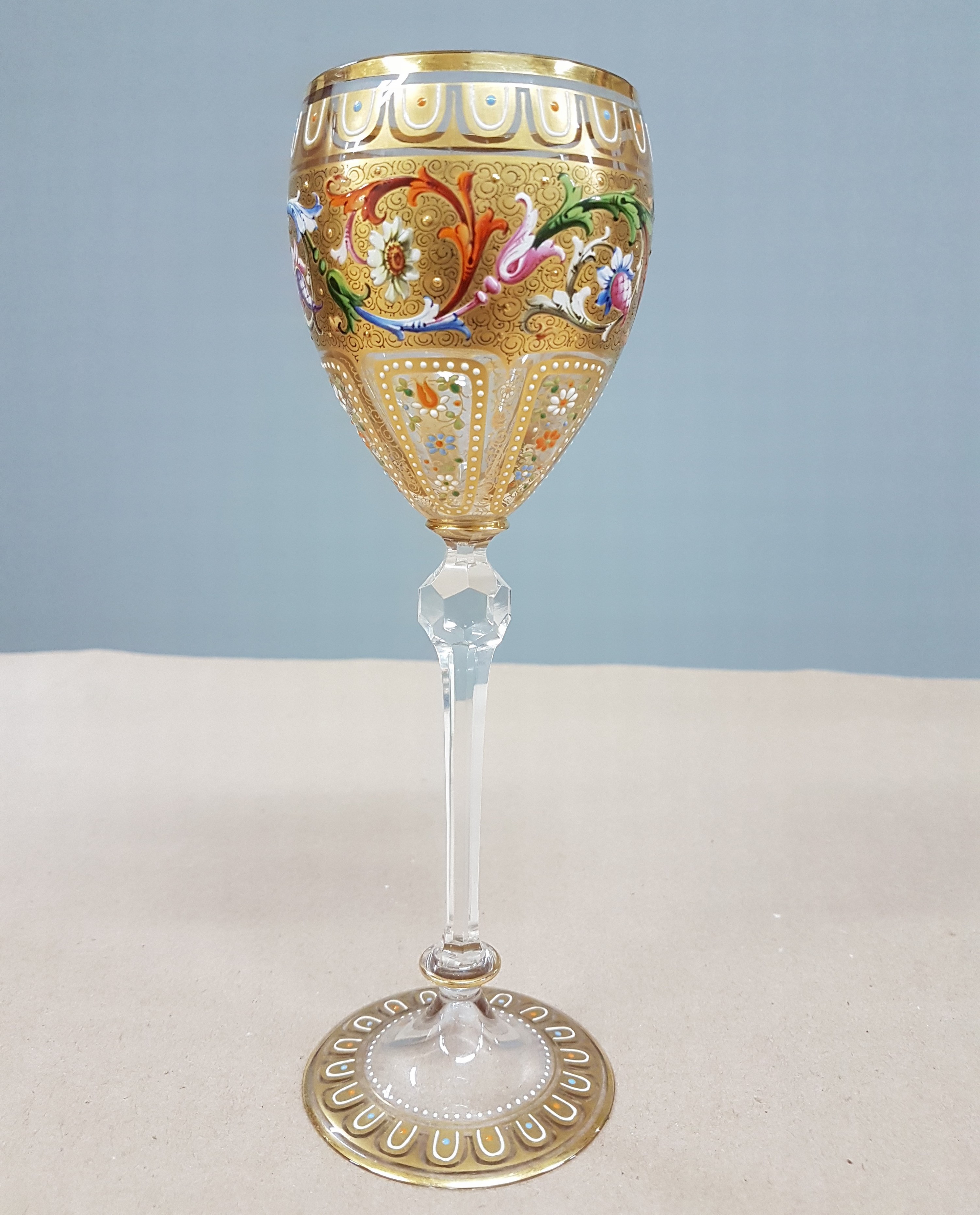 Detail a: Stangenglas, wohl Ludwig Moser, Karlsbad, 1880/90er Jahre, farbloses Glas, Emailmalerei, umlaufend farbiger Rankendekor, flächig ornamentale ...