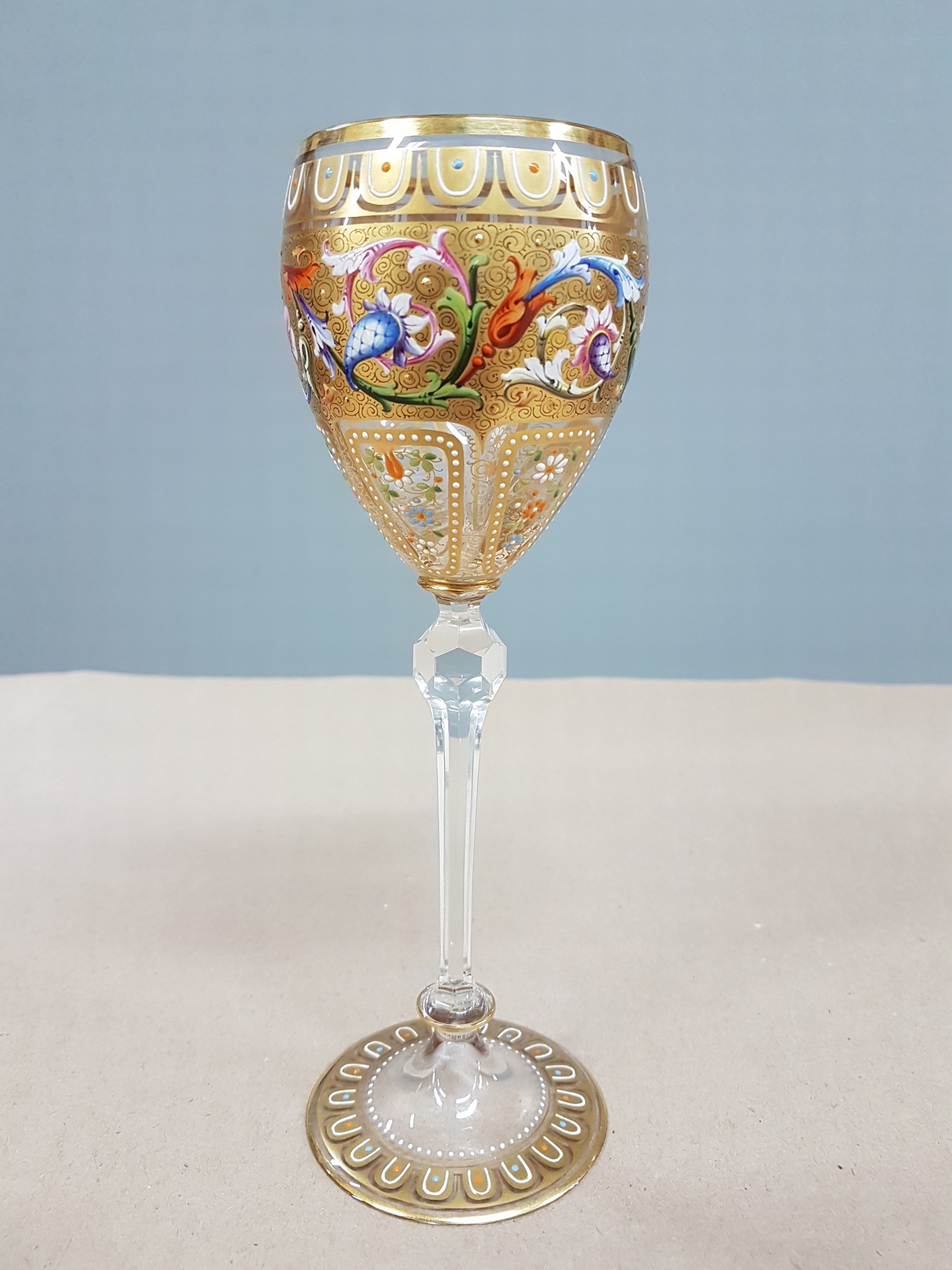 Detail b: Stangenglas, wohl Ludwig Moser, Karlsbad, 1880/90er Jahre, farbloses Glas, Emailmalerei, umlaufend farbiger Rankendekor, flächig ornamentale ...