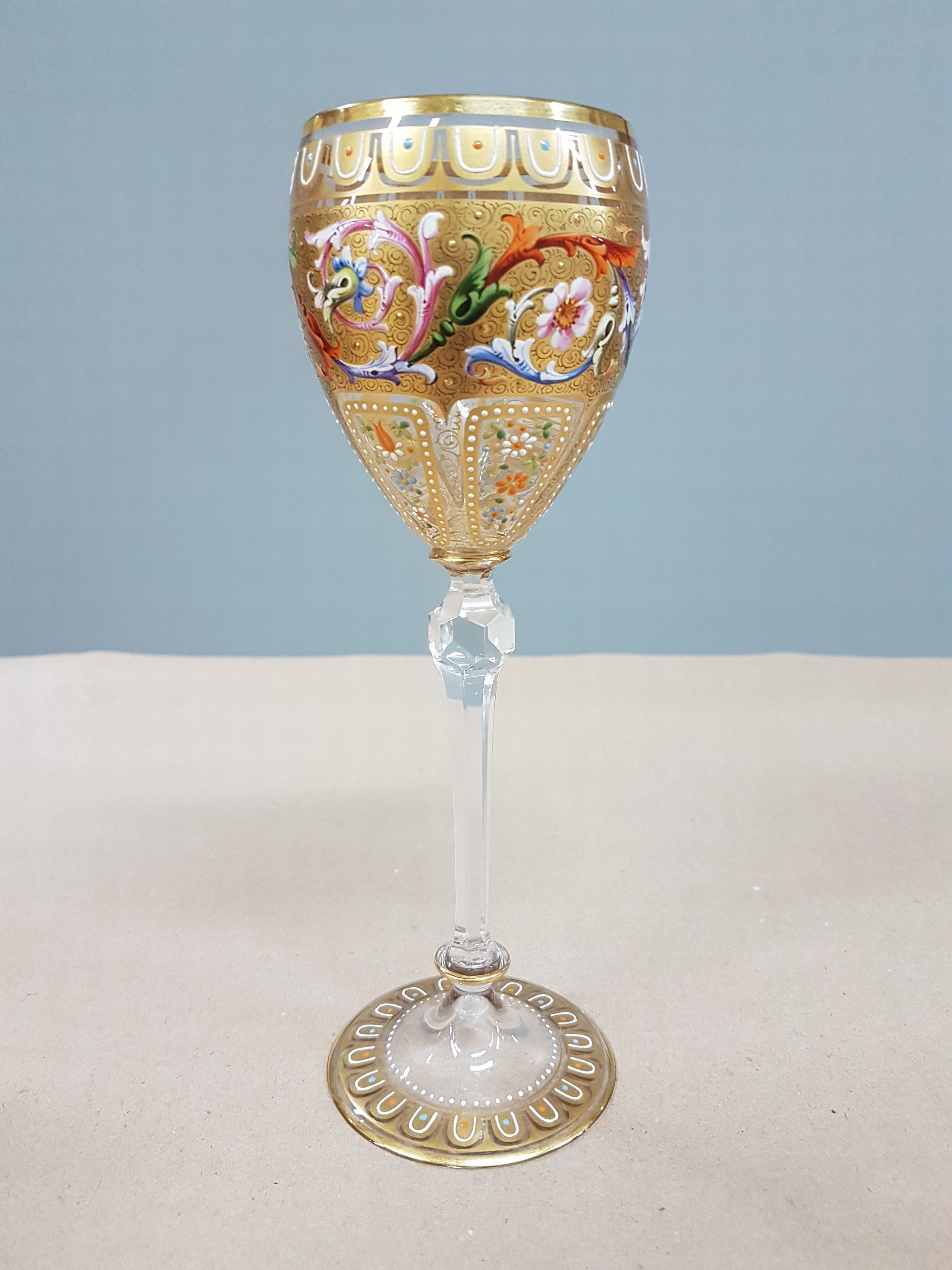 Detail c: Stangenglas, wohl Ludwig Moser, Karlsbad, 1880/90er Jahre, farbloses Glas, Emailmalerei, umlaufend farbiger Rankendekor, flächig ornamentale ...