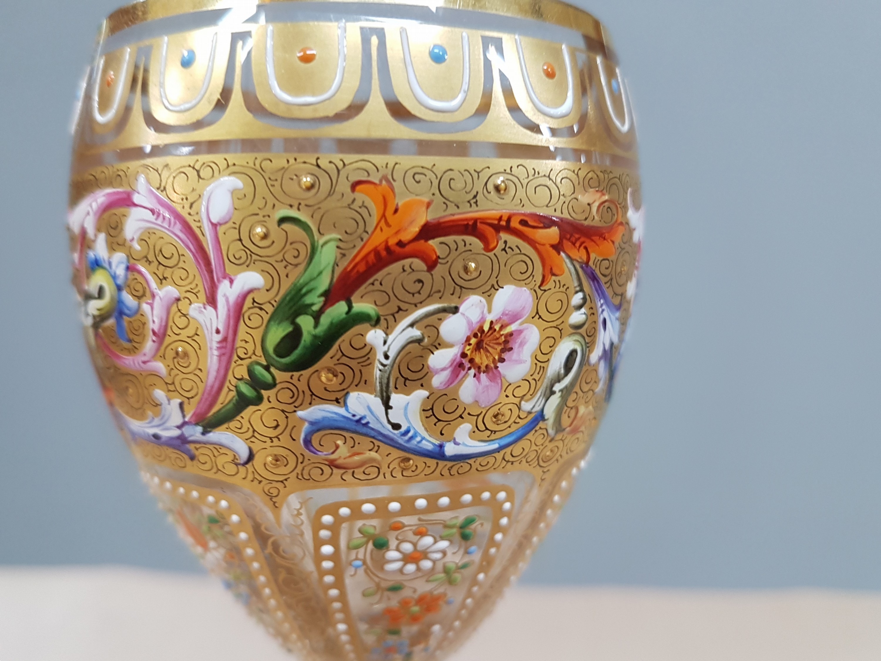 Detail d: Stangenglas, wohl Ludwig Moser, Karlsbad, 1880/90er Jahre, farbloses Glas, Emailmalerei, umlaufend farbiger Rankendekor, flächig ornamentale ...