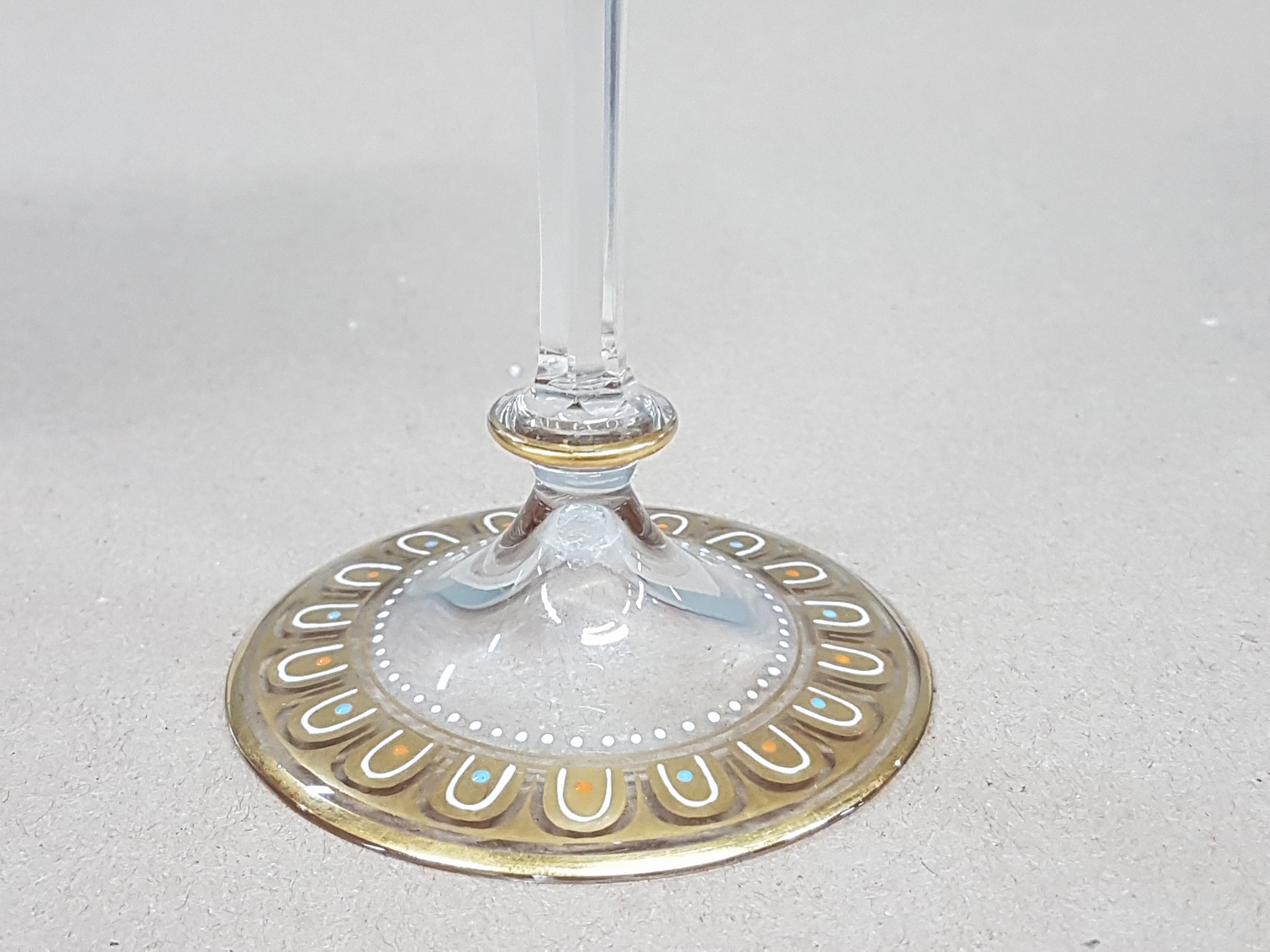 Detail e: Stangenglas, wohl Ludwig Moser, Karlsbad, 1880/90er Jahre, farbloses Glas, Emailmalerei, umlaufend farbiger Rankendekor, flächig ornamentale ...