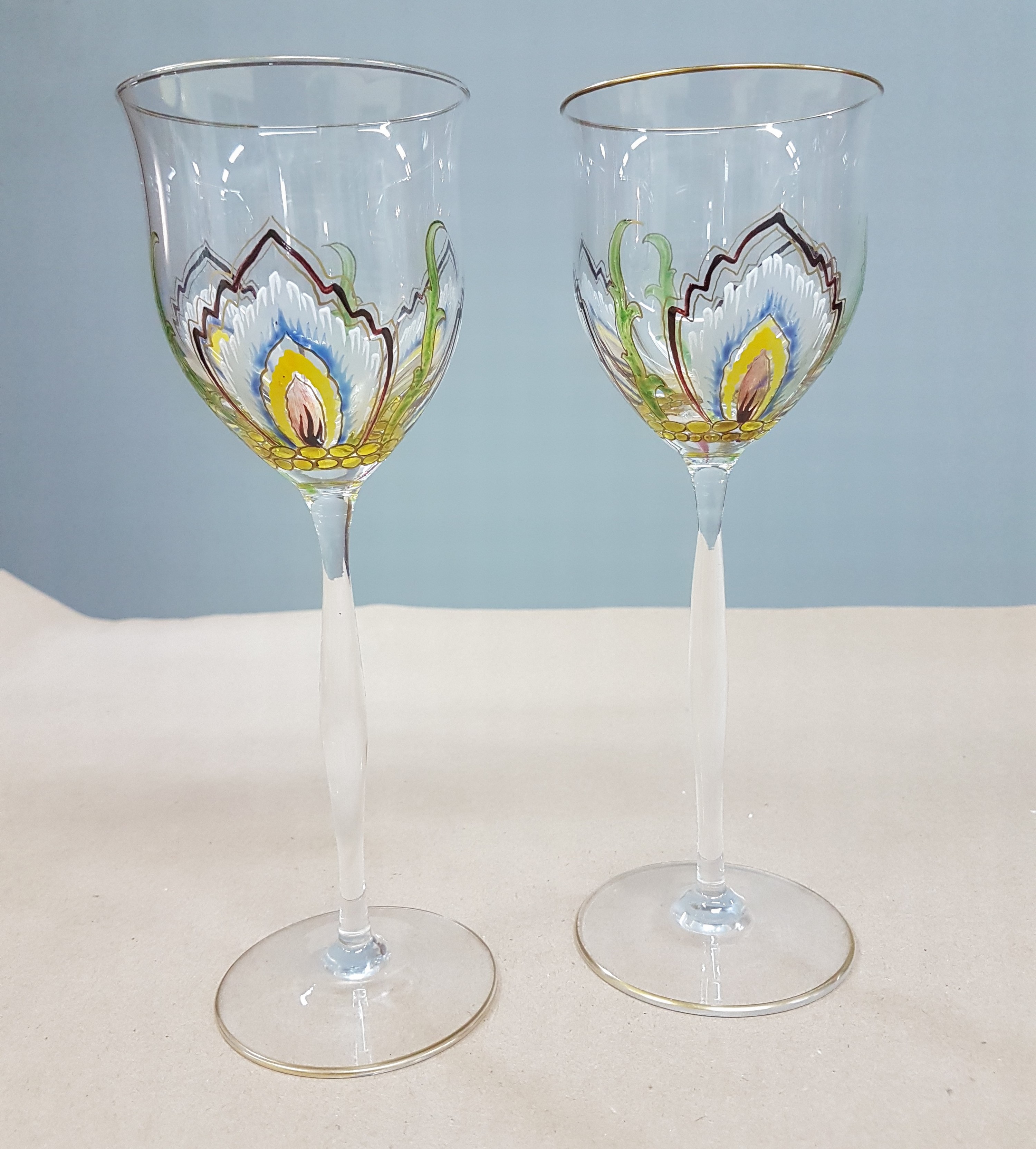 Detail a: Paar Stangen- bzw. Weingläser, Theresienthal, um 1900, farbloses Glas optisch geblasen, umlaufend florale Emailmalerei, Goldstaffage, H. 21,5 cm