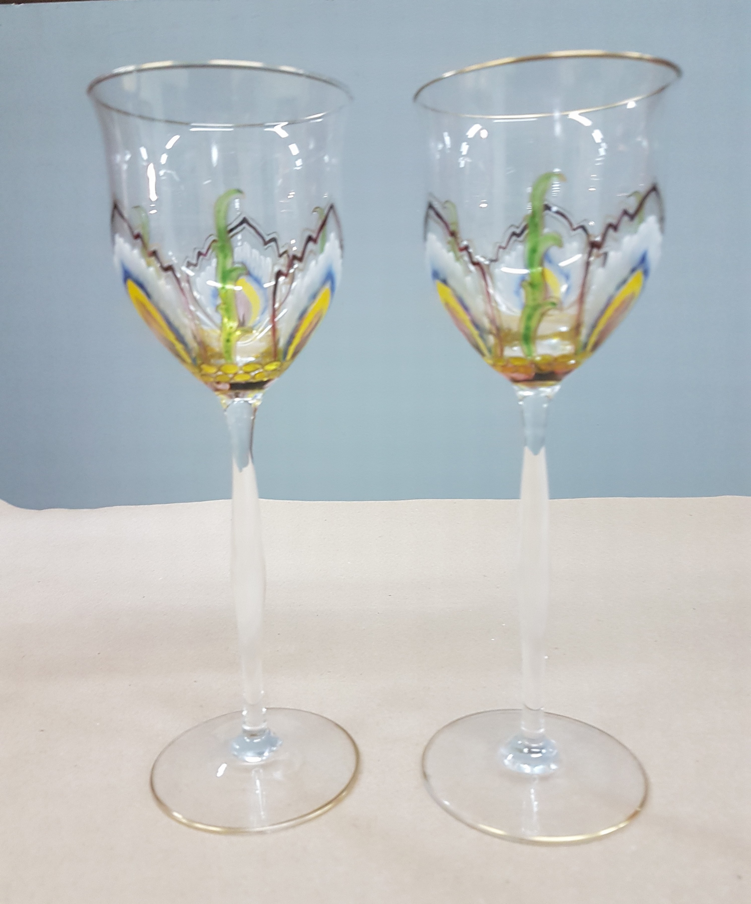 Detail b: Paar Stangen- bzw. Weingläser, Theresienthal, um 1900, farbloses Glas optisch geblasen, umlaufend florale Emailmalerei, Goldstaffage, H. 21,5 cm