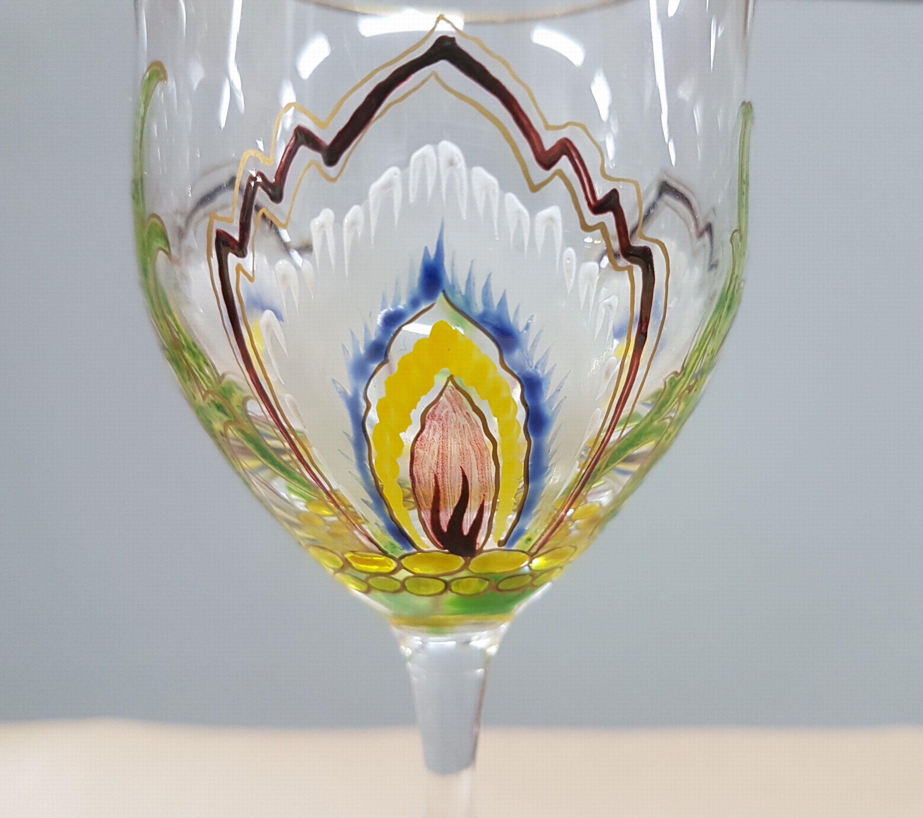 Detail c: Paar Stangen- bzw. Weingläser, Theresienthal, um 1900, farbloses Glas optisch geblasen, umlaufend florale Emailmalerei, Goldstaffage, H. 21,5 cm