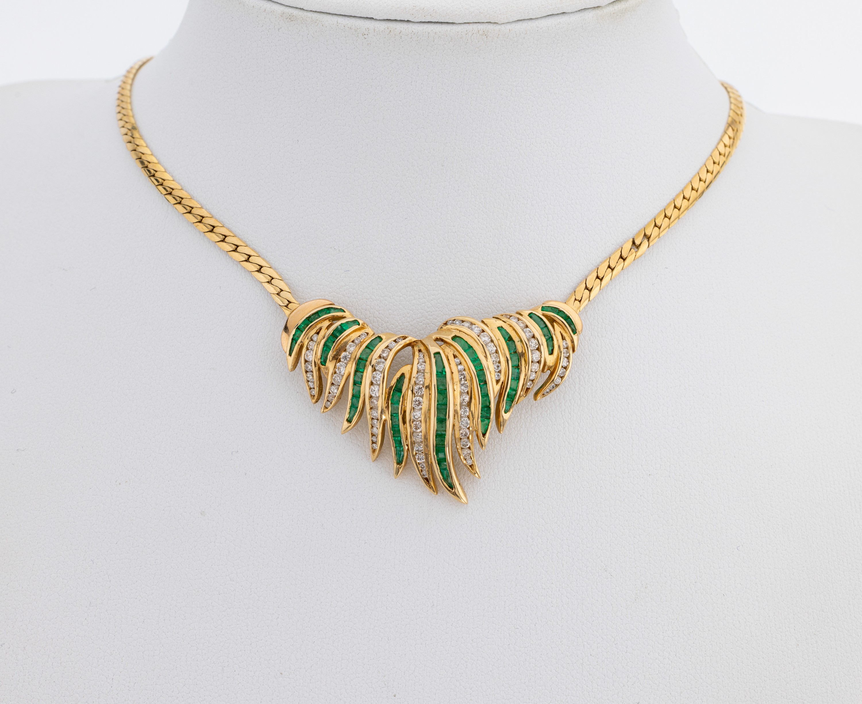 Image 27118298 - 14 kt Gold Smaragd-Brillant-Collier, GG 585/000, abstraktes Mittelteil, 54 facett. ...