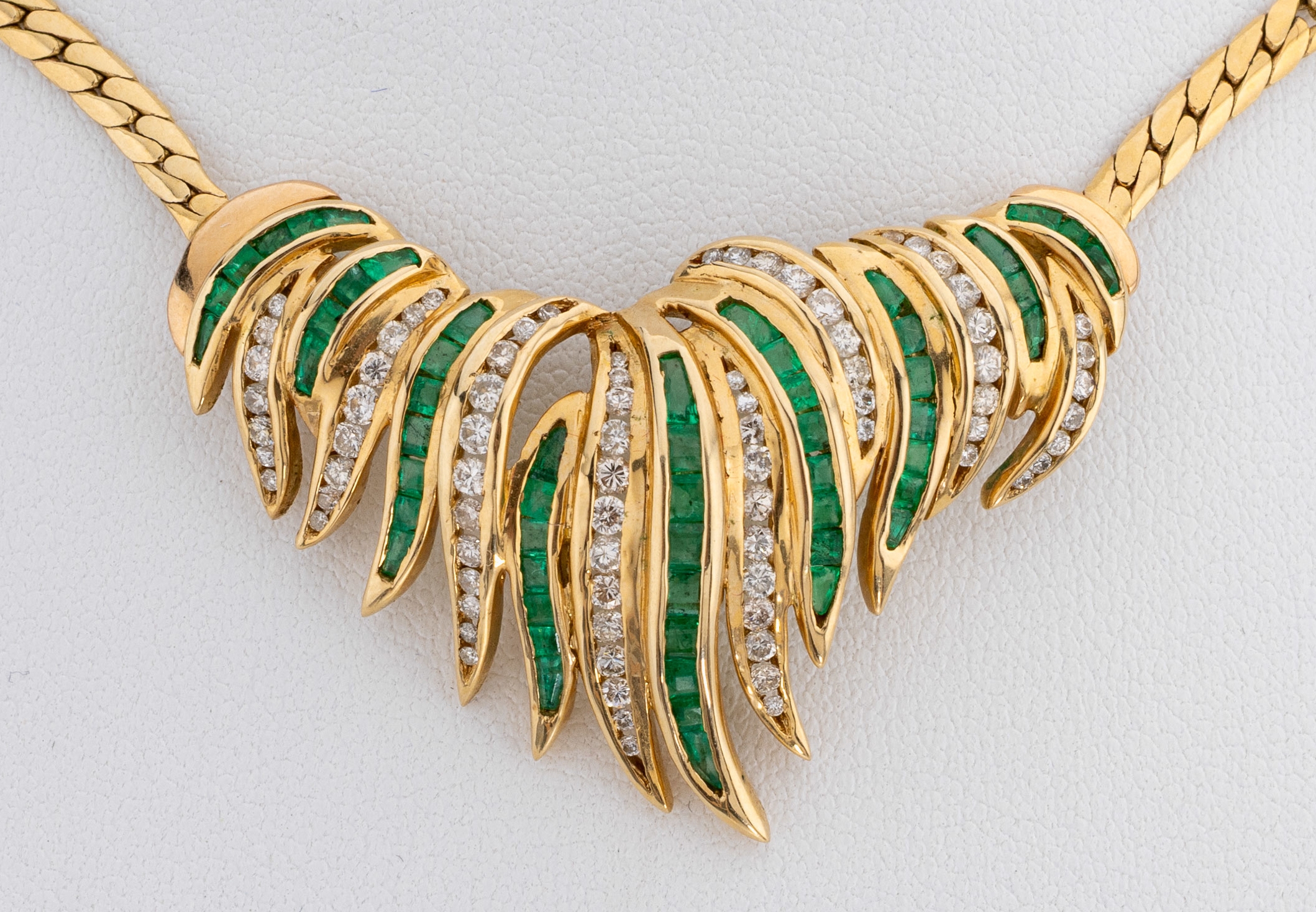 Detail a: 14 kt Gold Smaragd-Brillant-Collier, GG 585/000, abstraktes Mittelteil, 54 facett. Smaragde zus. ca. 0.58 ct, 77 Brillanten zus. ca. 0.85 ct ...