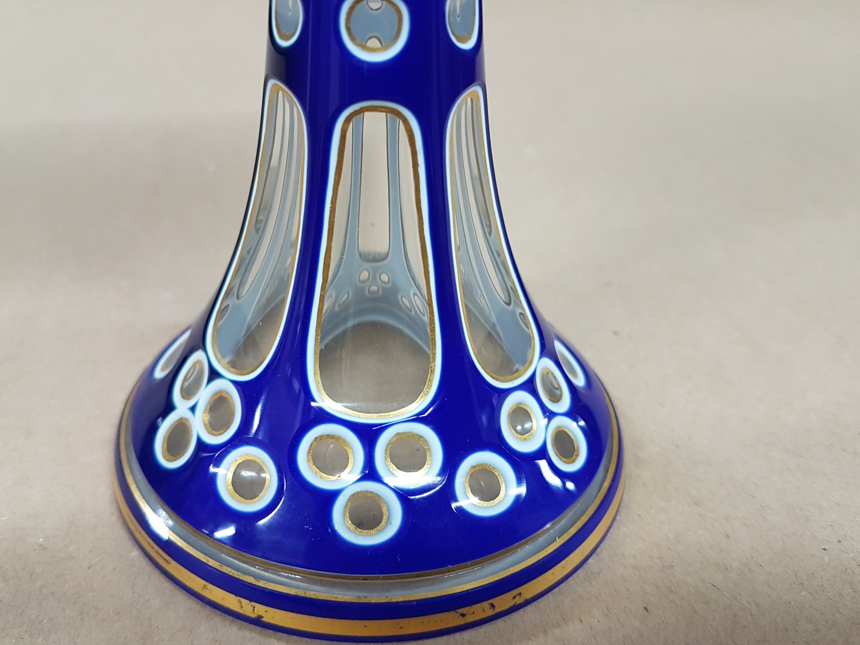 Detail c: Pokalglas, Böhmen, um 1900, farbloses Glas, Goldstaffage, flächig blau emailliert, H. 21 cm
