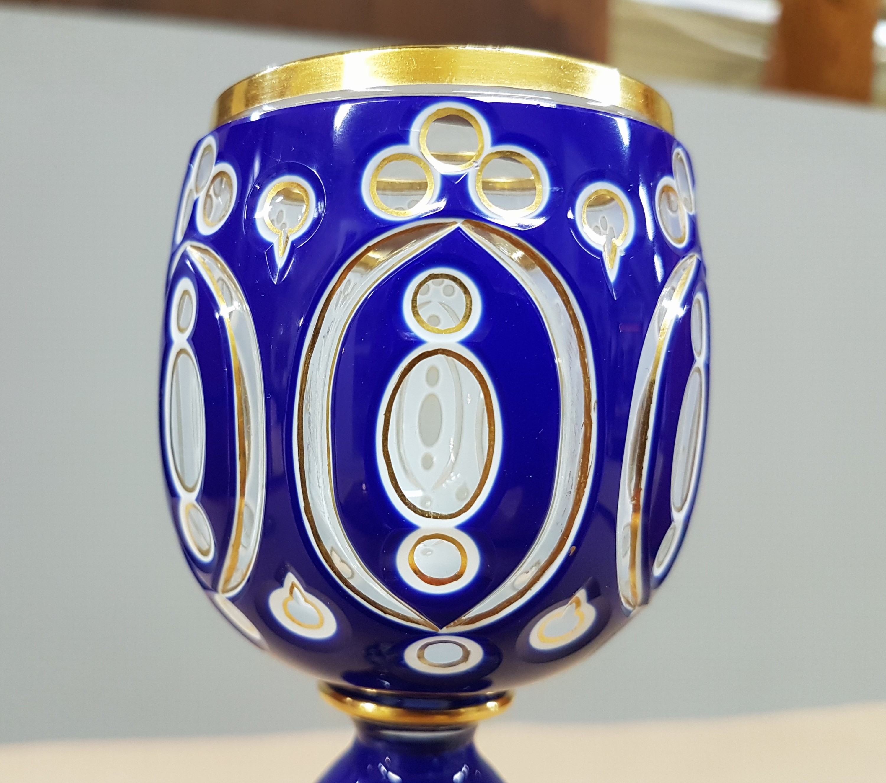 Detail d: Pokalglas, Böhmen, um 1900, farbloses Glas, Goldstaffage, flächig blau emailliert, H. 21 cm