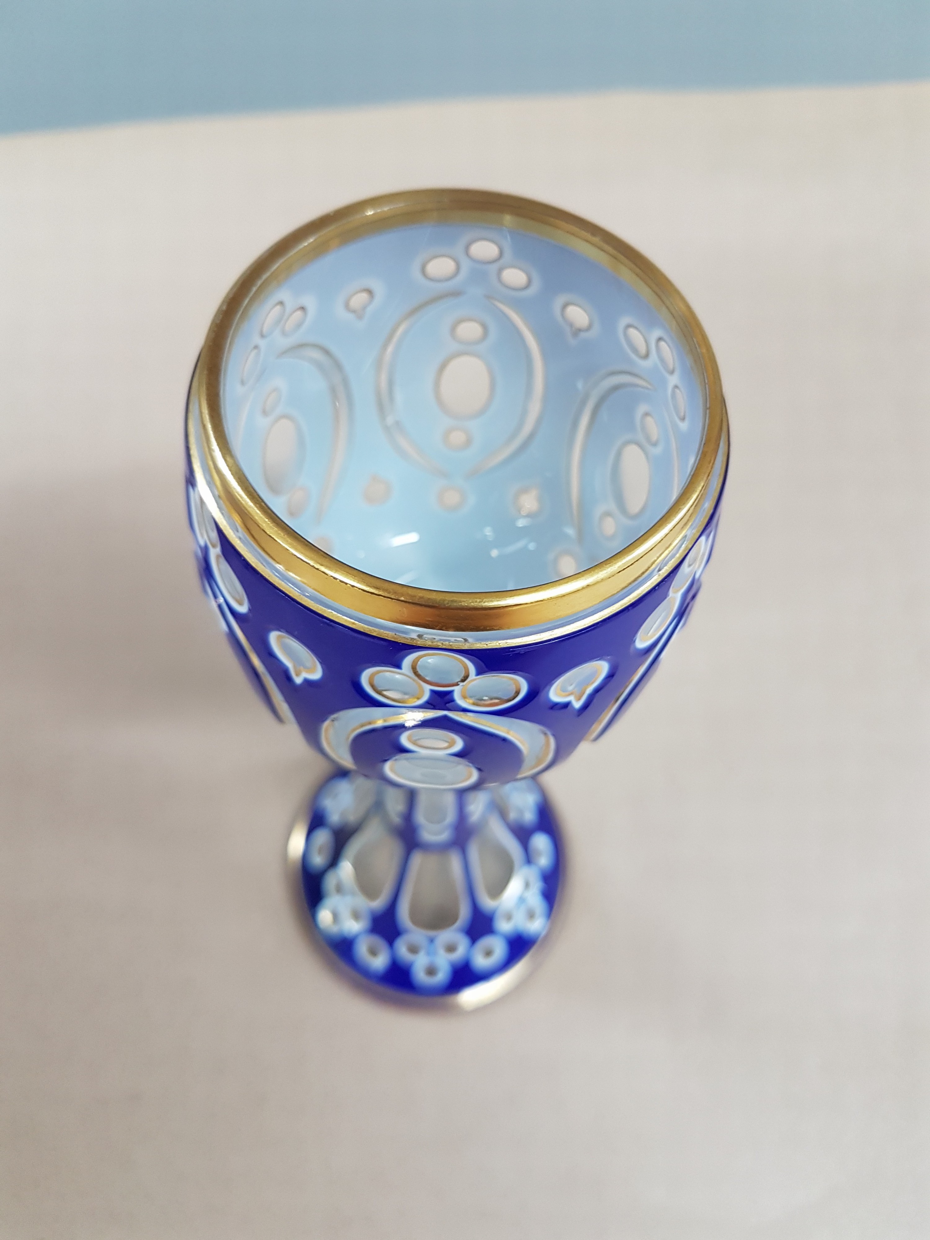 Detail e: Pokalglas, Böhmen, um 1900, farbloses Glas, Goldstaffage, flächig blau emailliert, H. 21 cm