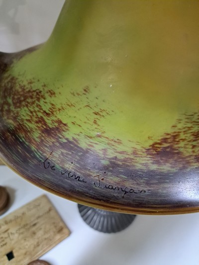 27118265a - Tischlampe, Le Verre France, Frankreich, Metallfuß, gewellter Glasschirm sekundär, ...