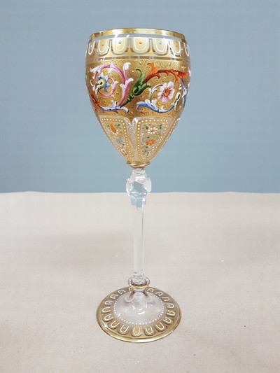 27118290c - Stangenglas, wohl Ludwig Moser, Karlsbad, 1880/90er Jahre, farbloses Glas, Emailmalerei, ...