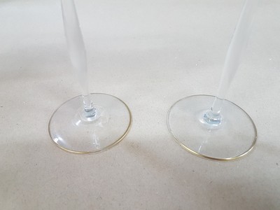 27118296e - Paar Stangen- bzw. Weingläser, Theresienthal, um 1900, farbloses Glas optisch geblasen, ...