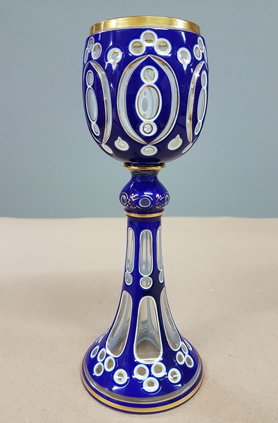 27118299a - Pokalglas, Böhmen, um 1900, farbloses Glas, Goldstaffage, flächig blau emailliert, H. ...