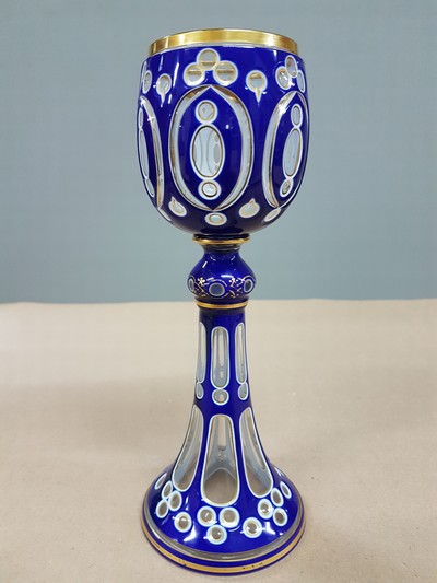 27118299b - Pokalglas, Böhmen, um 1900, farbloses Glas, Goldstaffage, flächig blau emailliert, H. ...