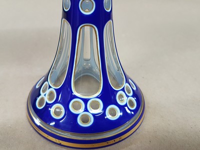 27118299c - Pokalglas, Böhmen, um 1900, farbloses Glas, Goldstaffage, flächig blau emailliert, H. ...