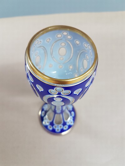 27118299e - Pokalglas, Böhmen, um 1900, farbloses Glas, Goldstaffage, flächig blau emailliert, H. ...