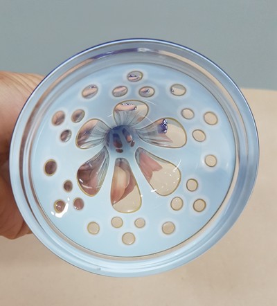 27118299f - Pokalglas, Böhmen, um 1900, farbloses Glas, Goldstaffage, flächig blau emailliert, H. ...