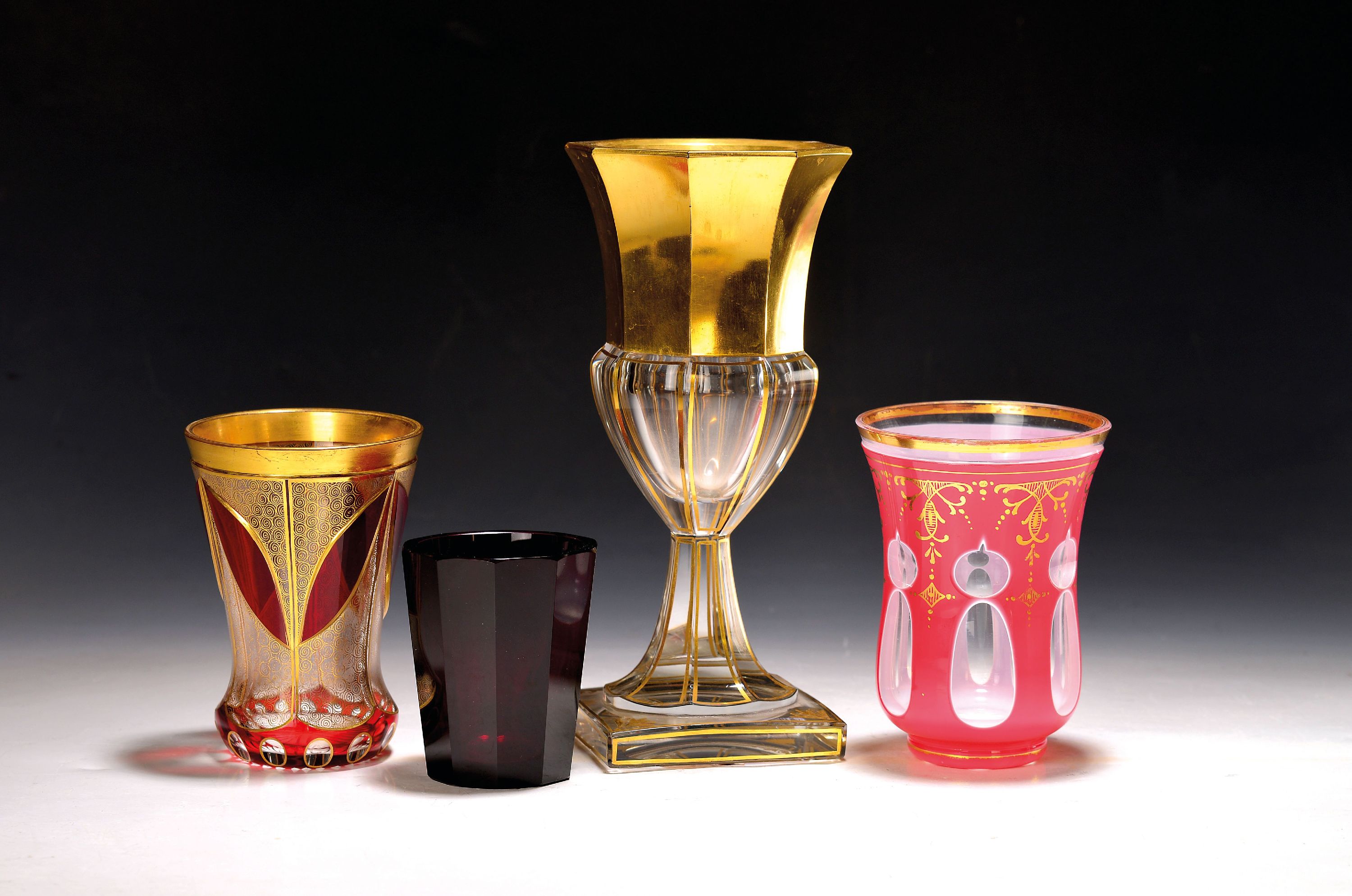 Image 27118306 - 3 Becher und eine Vase, wohl Böhmen, um 1900 Becherglas, Josephinenhütte, um 1920, ...