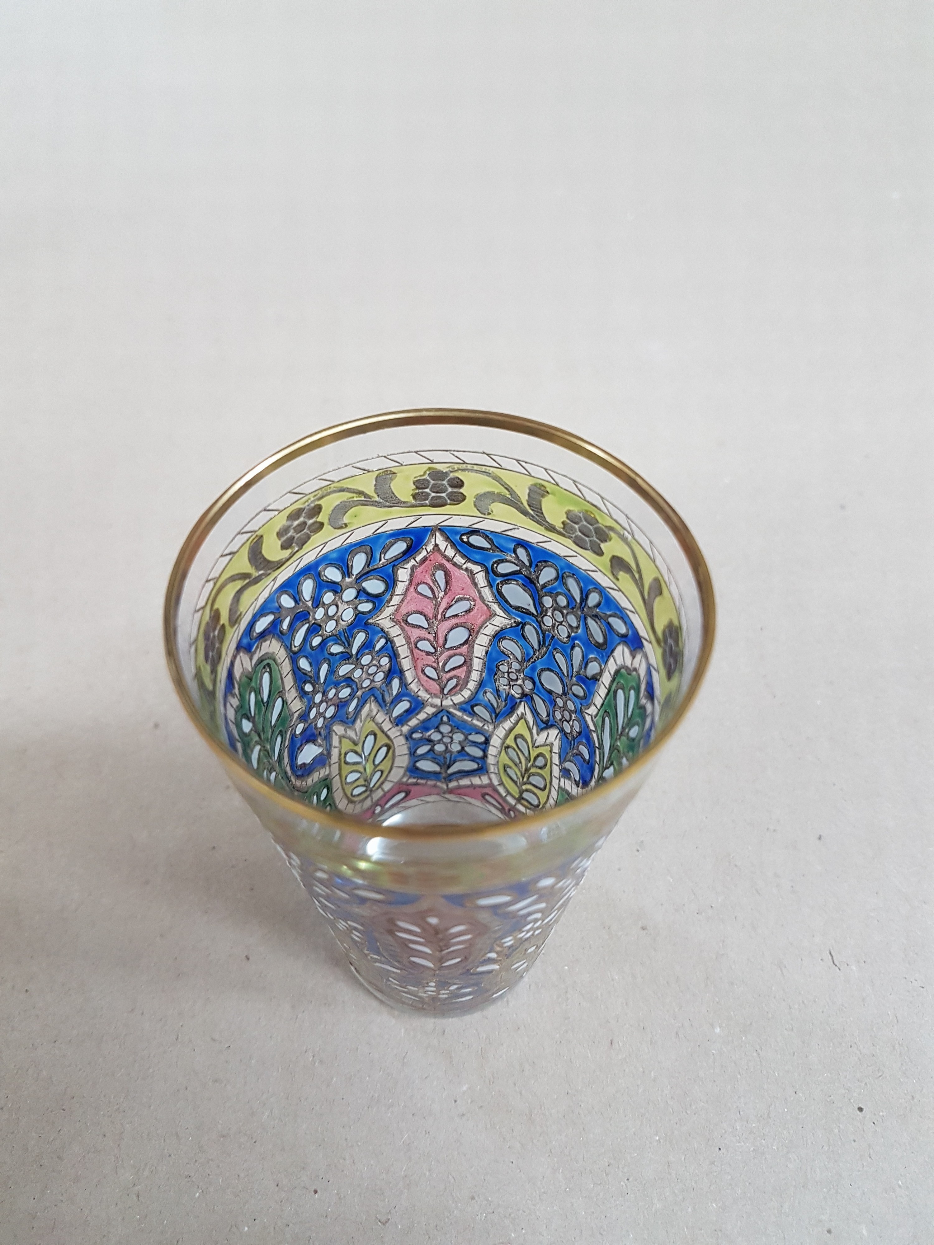 Detail d: Becherglas, "Jodhpur", Josephinenhütte, um 1895-1925, farbloses Kristallglas, geschliffen, transluzide Email- und Goldmalerei, stilisierte ...