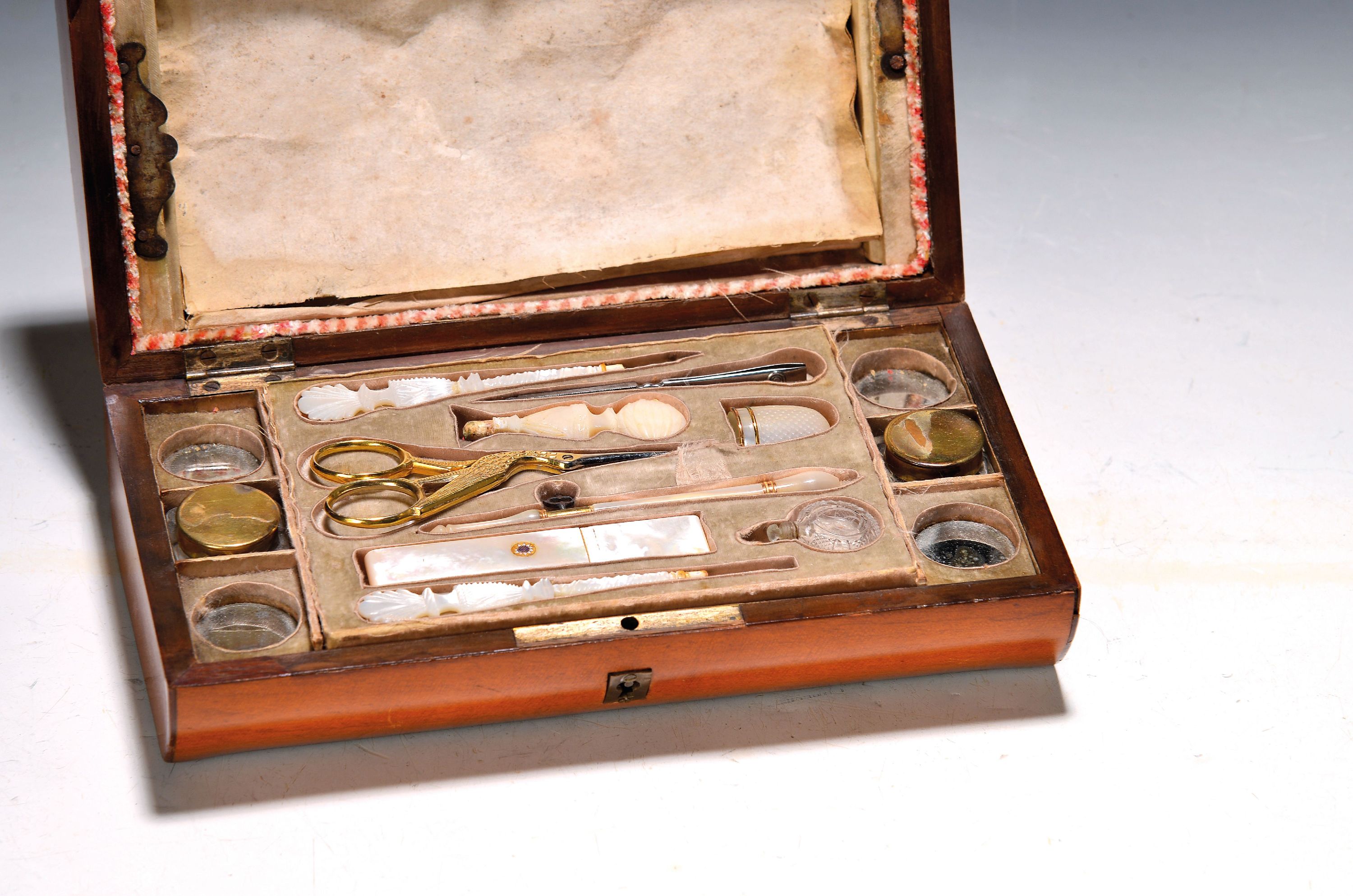 Image 27118313 - Reise-Necessaire mit Nähbesteck aus Perlmutt, wohl Österreich, 19.Jh., Holzgehäuse, ...