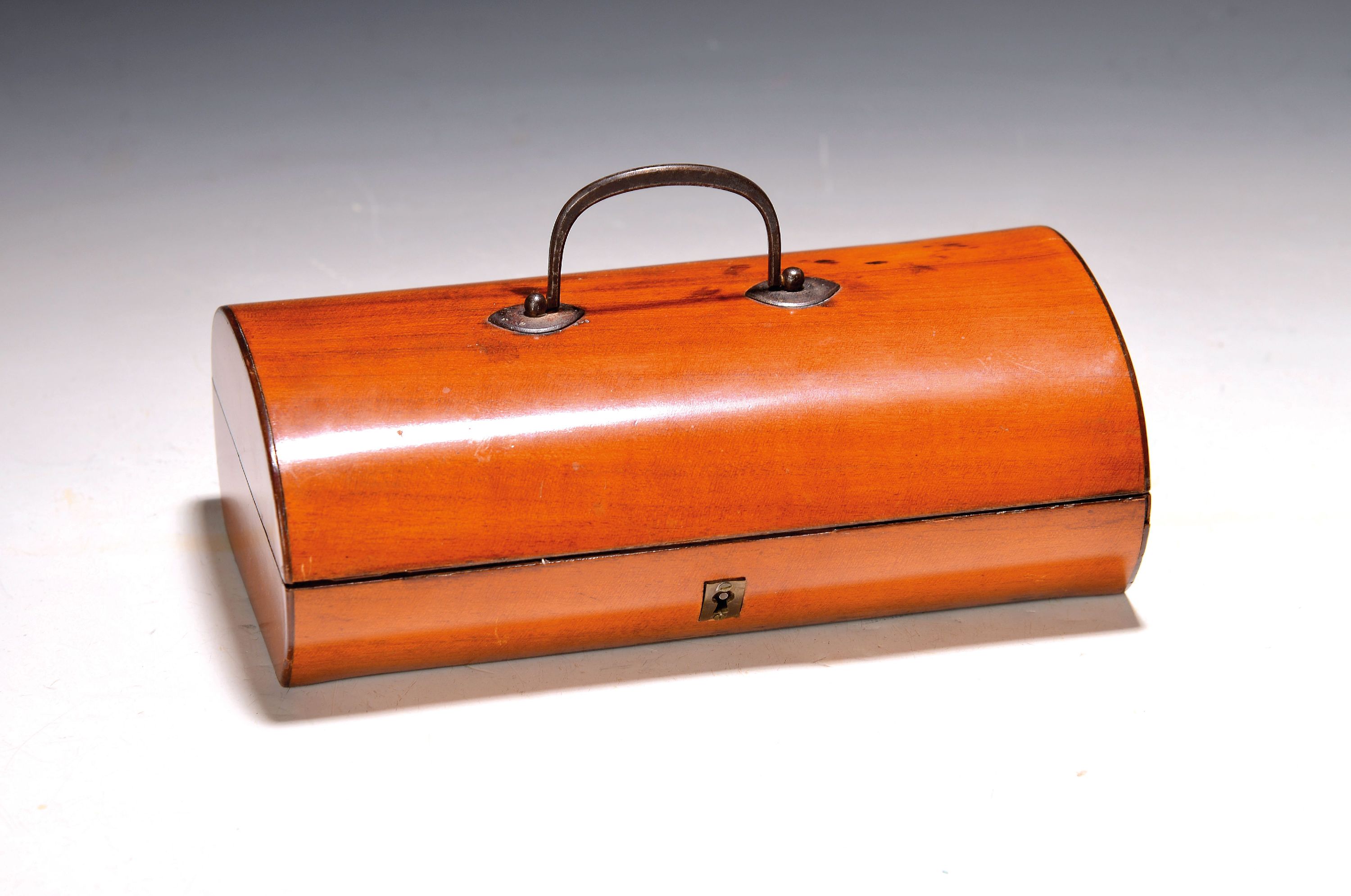 Detail a: Reise-Necessaire mit Nähbesteck aus Perlmutt, wohl Österreich, 19.Jh., Holzgehäuse, vielzähliges jedoch unvollständiges Nähzeug und Rosenkranz ...